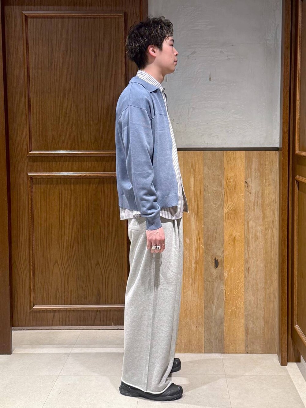 ホワイト系のシャツ/ブラウス、ブルー系のシャツ/ブラウス、グレー系のスウェットパンツを着用したメンズの春コーディネートの5枚目の写真