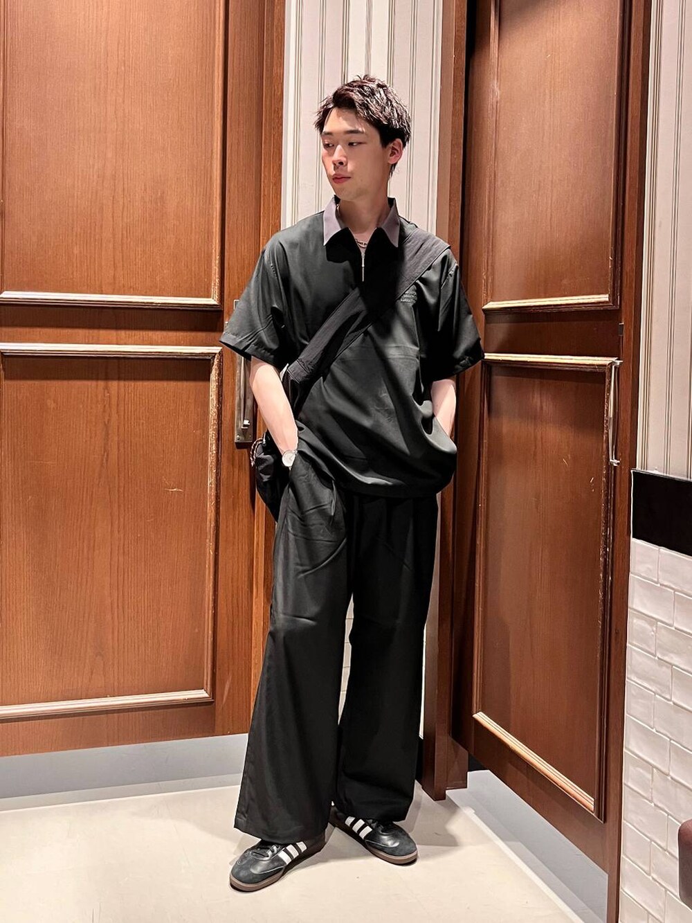 ブラック系のスラックス、ブラック系のショルダーバッグ、ブラック系のシャツ/ブラウスを着用したメンズの夏コーディネートの6枚目の写真