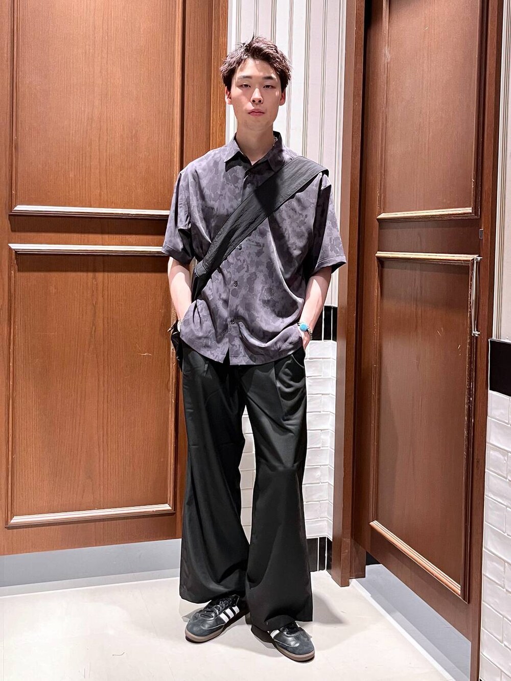 ブラック系のスラックス、ブラック系のシャツ/ブラウス、ブラック系のショルダーバッグを着用したメンズの夏コーディネートの2枚目の写真