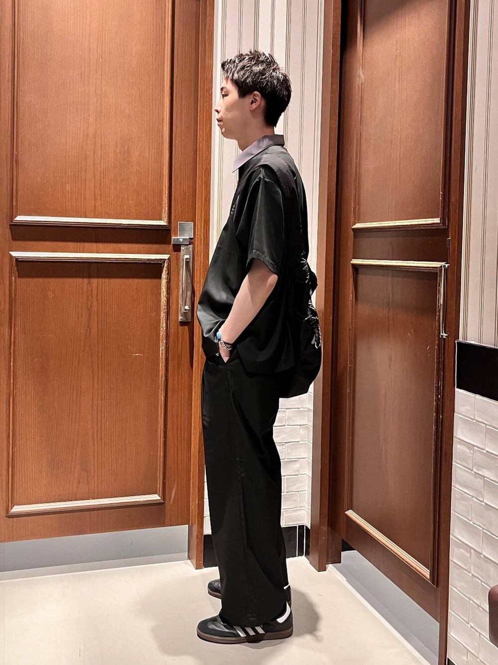 ブラック系のスラックス、ブラック系のショルダーバッグ、ブラック系のシャツ/ブラウスを着用したメンズの夏コーディネートの5枚目の写真