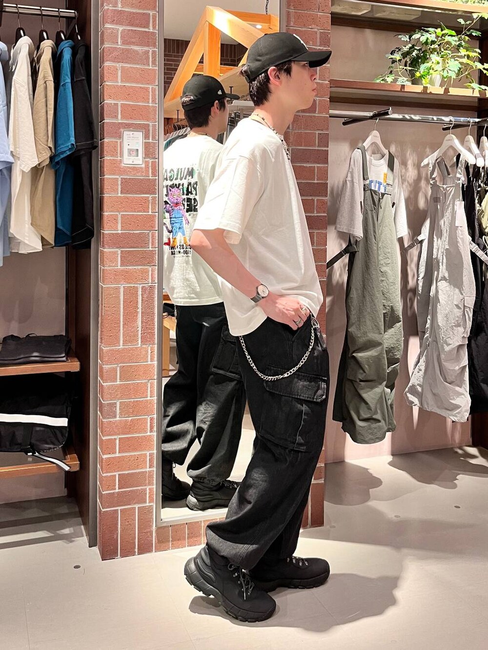 グレー系のデニムパンツ、ホワイト系のTシャツ/カットソー、パープル系のネックレスを着用したメンズの夏コーディネートの6枚目の写真