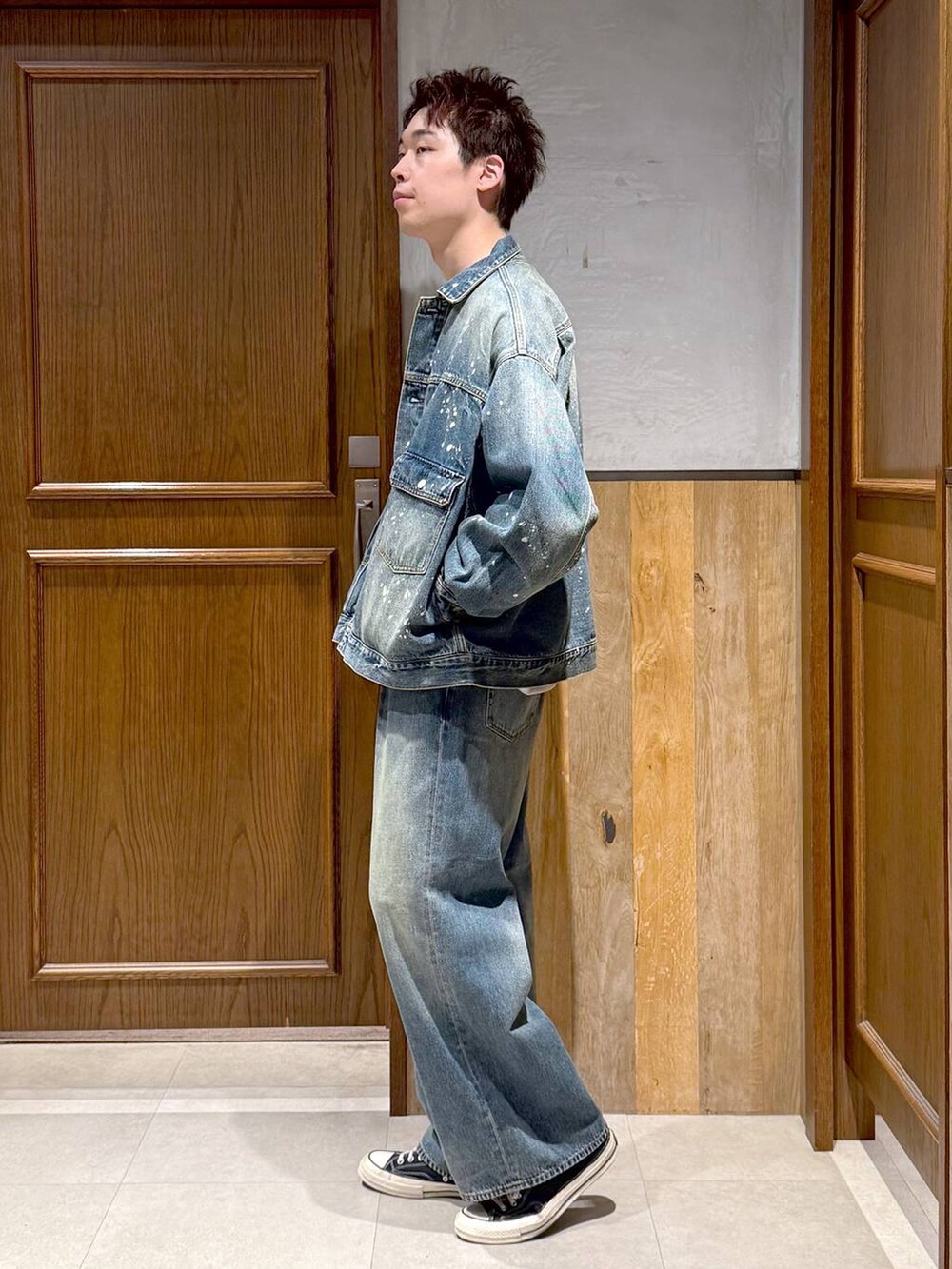 ブルー系のデニムパンツ、ブルー系のデニムジャケットを着用したメンズの秋コーディネートの3枚目の写真