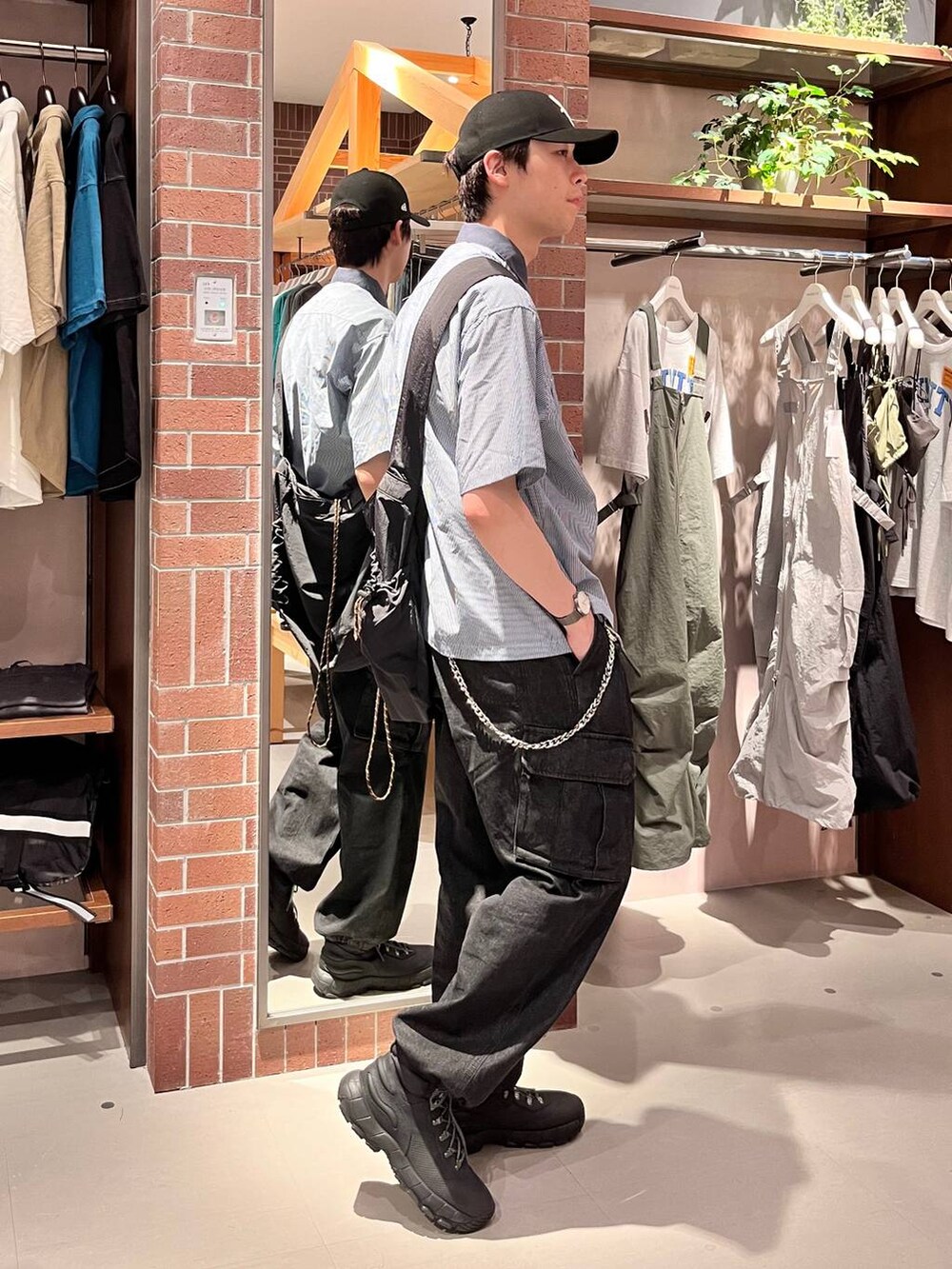 グレー系のデニムパンツ、ブラック系のショルダーバッグ、ブルー系のシャツ/ブラウスを着用したメンズの夏コーディネートの3枚目の写真