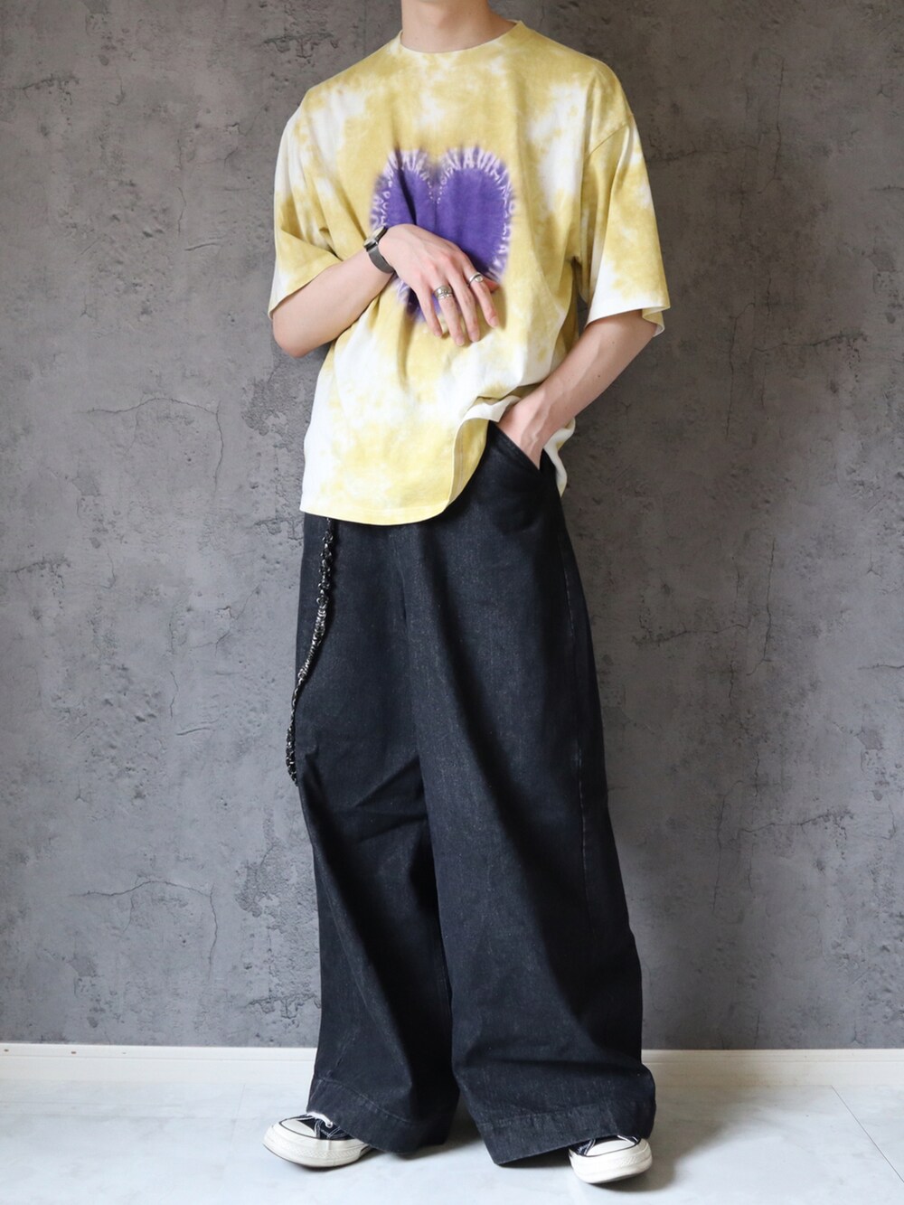 イエロー系のTシャツ/カットソー、ブラック系のデニムパンツを着用したメンズの春コーディネートの2枚目の写真