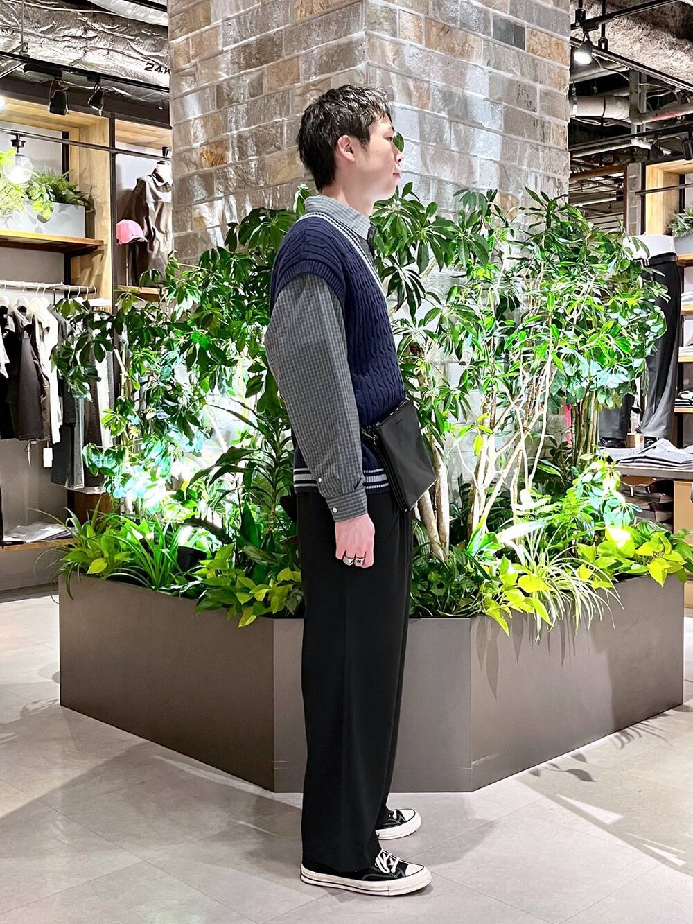 ブラック系のスラックス、ブルー系のシャツ/ブラウス、グリーン系のカーディガン/ボレロを着用したメンズの春コーディネートの3枚目の写真