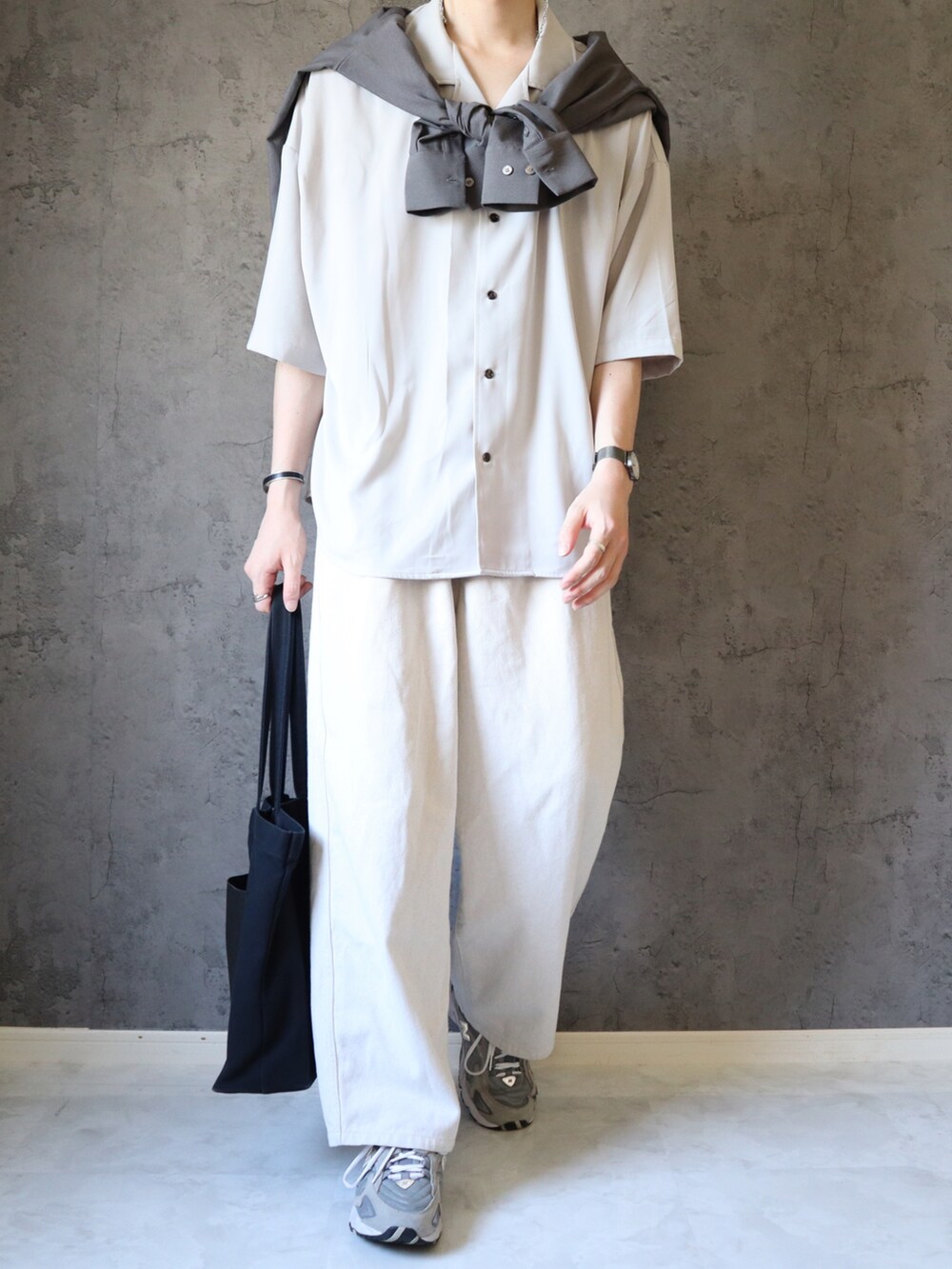 グレー系のシャツ/ブラウス、ホワイト系のスラックス、グレー系のスニーカーを着用したメンズの夏コーディネートの2枚目の写真