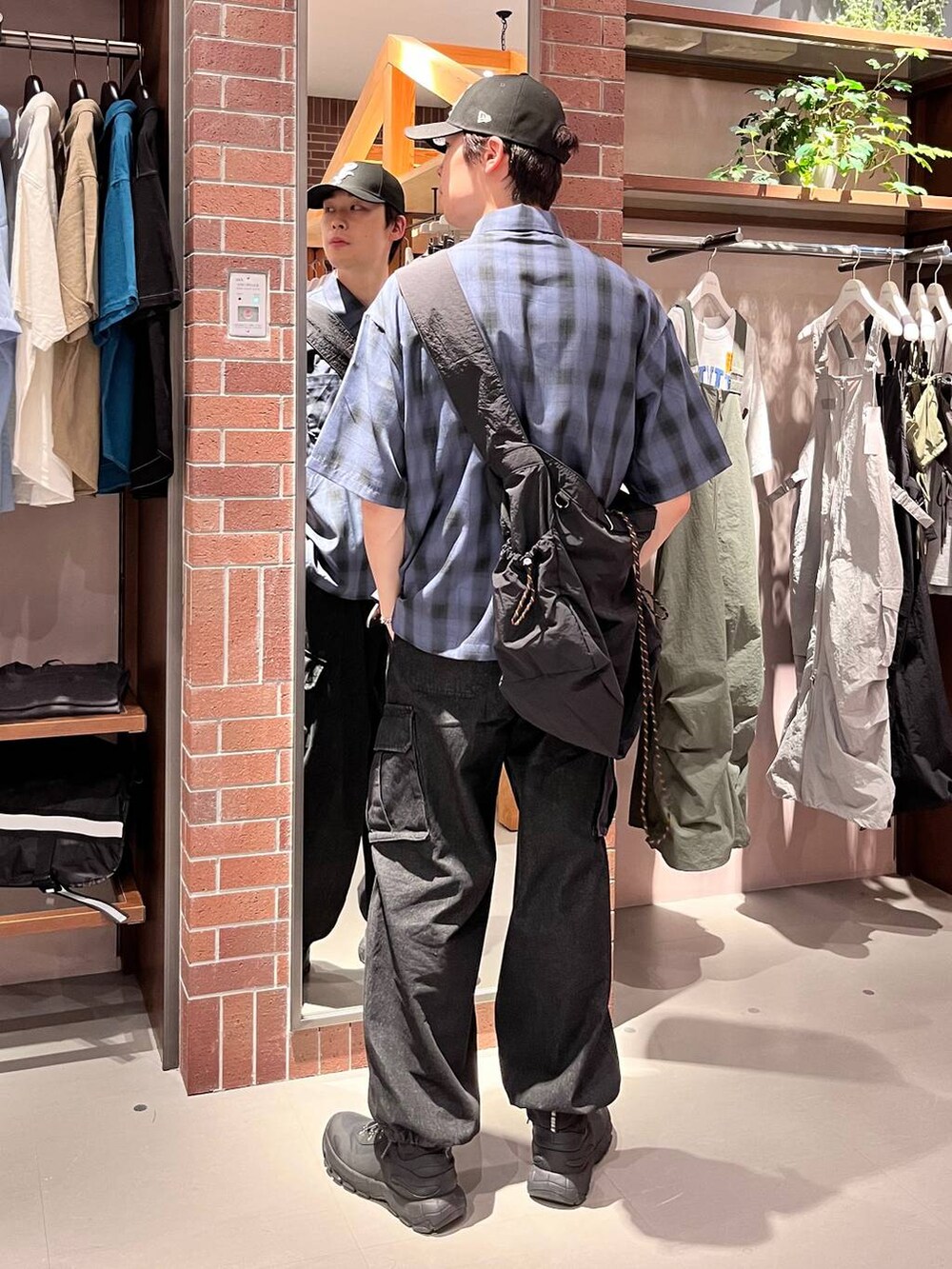 グレー系のデニムパンツ、ブラック系のショルダーバッグ、ブルー系のシャツ/ブラウスを着用したメンズの夏コーディネートの5枚目の写真