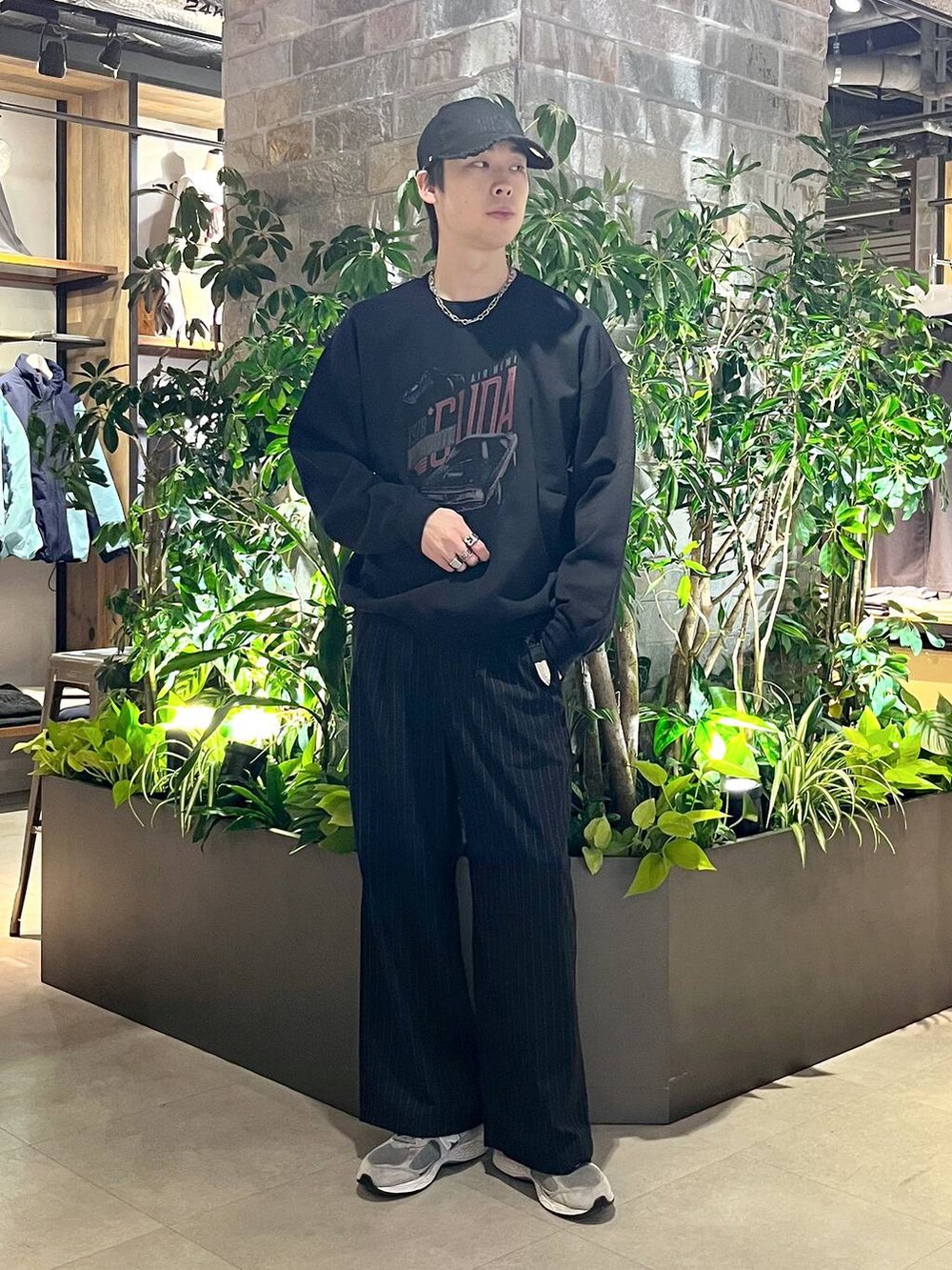 ブラック系のスラックス、その他のスウェットを着用したメンズの冬コーディネートの2枚目の写真