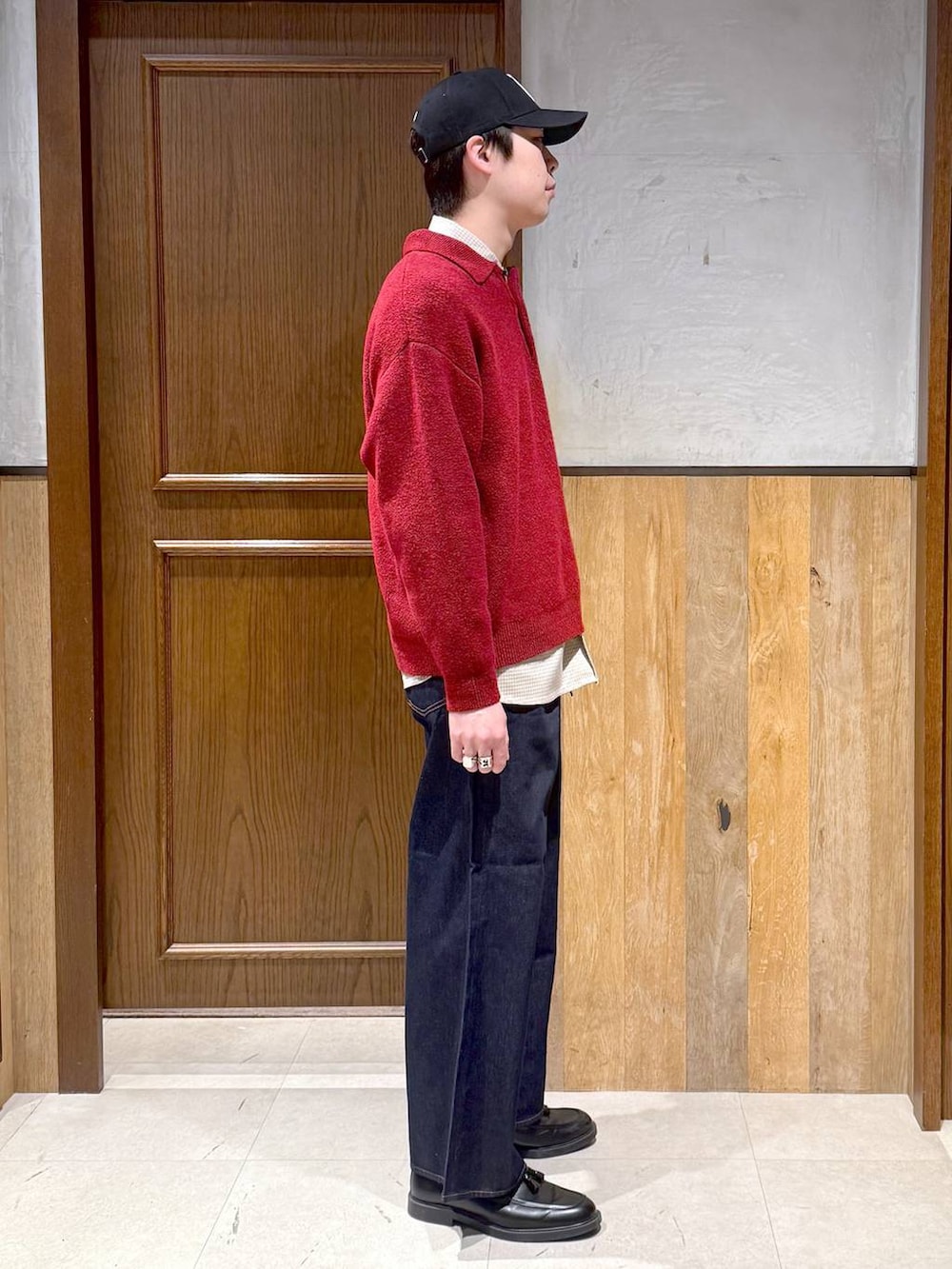 ブルー系のデニムパンツ、ホワイト系のシャツ/ブラウス、レッド系のポロシャツを着用したメンズの冬コーディネートの5枚目の写真