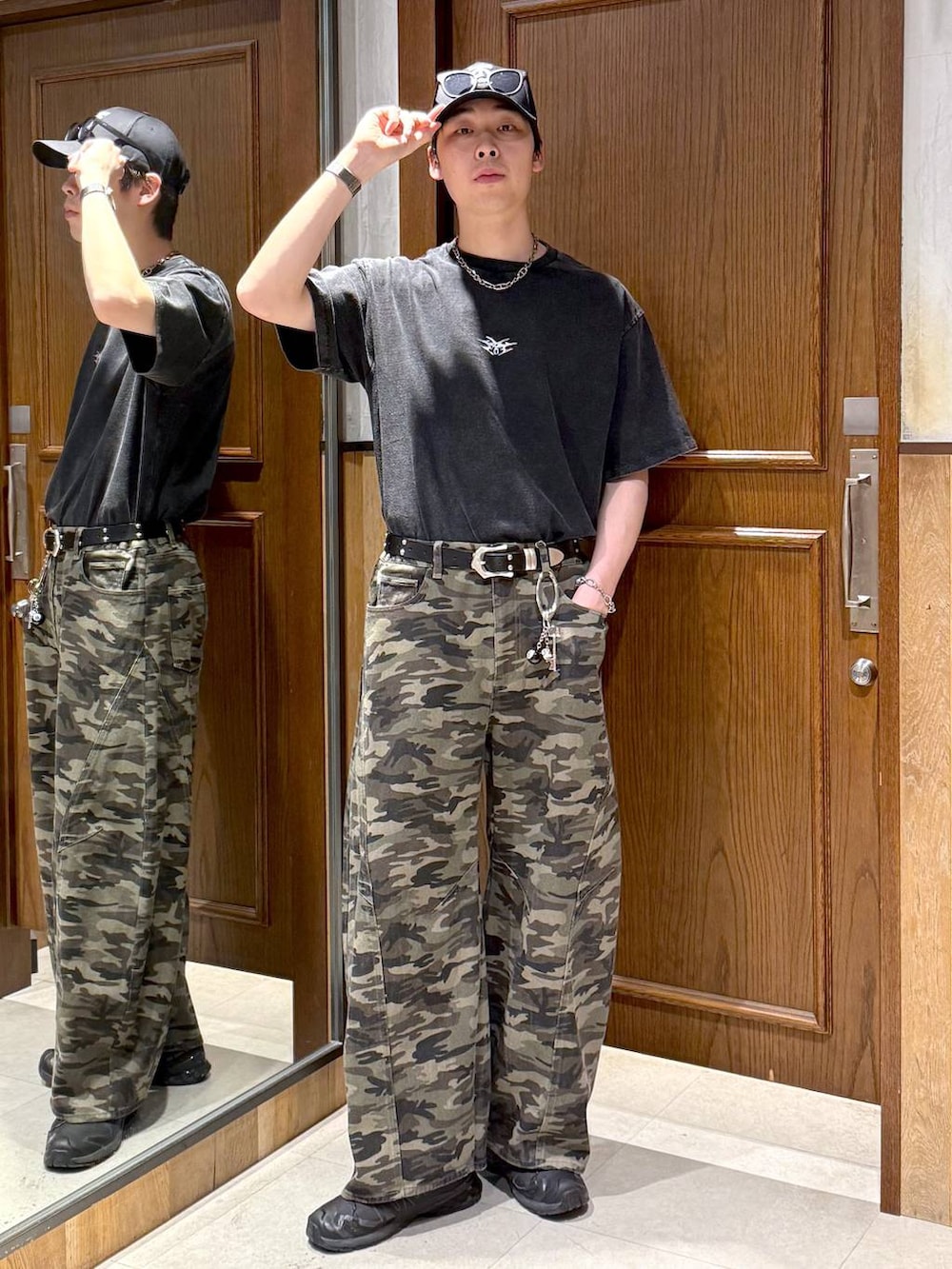 グリーン系のデニムパンツ、ブラック系のTシャツ/カットソー、ブラック系のキーホルダーを着用したメンズの春コーディネートの5枚目の写真