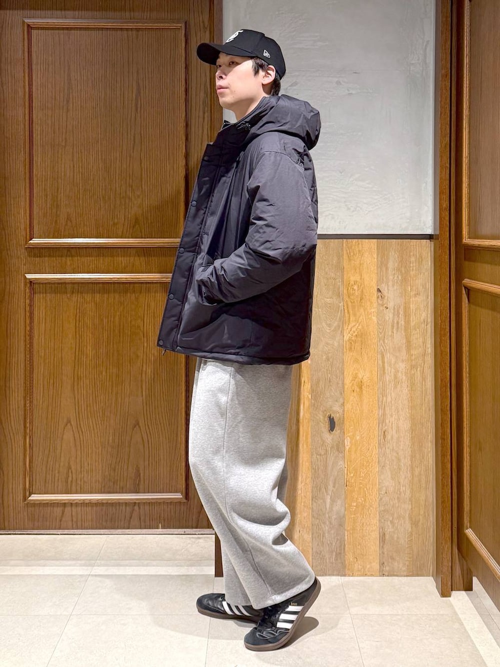 ブルー系のダウンジャケット/コート、ブルー系のシャツ/ブラウス、グレー系のスウェットを着用したメンズの冬コーディネートの4枚目の写真