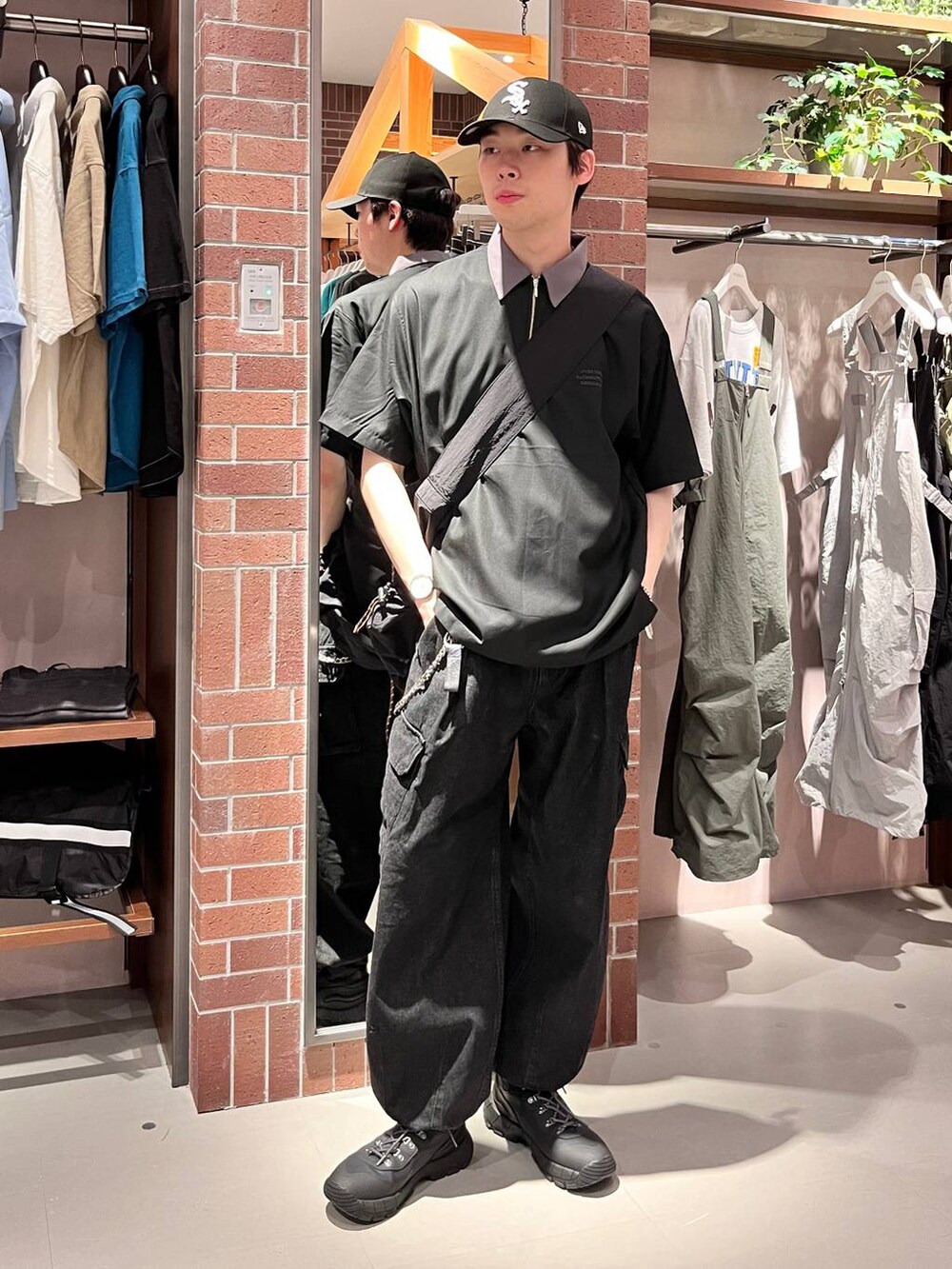 グレー系のデニムパンツ、ブラック系のショルダーバッグ、ブラック系のシャツ/ブラウスを着用したメンズの夏コーディネートの6枚目の写真