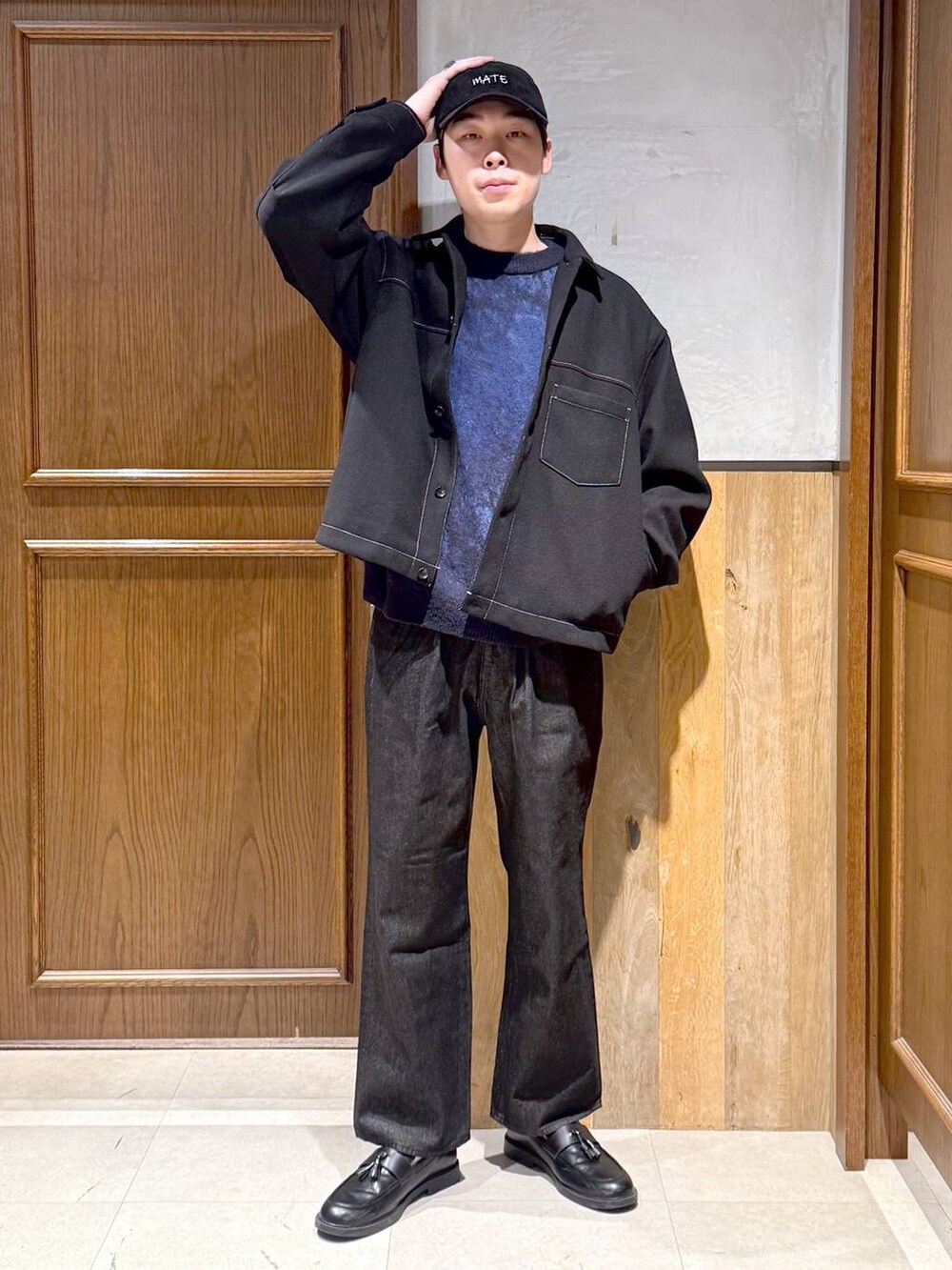 ブラック系のブルゾン、ブラック系のデニムパンツ、ブルー系のニット/セーターを着用したメンズの冬コーディネートの3枚目の写真