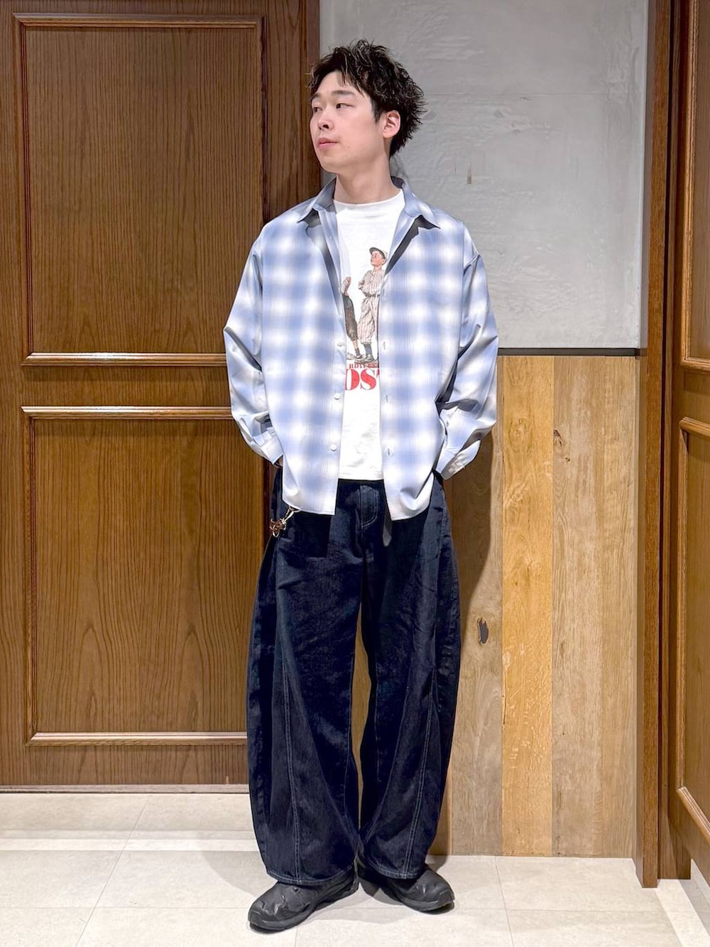 ブルー系のシャツ/ブラウス、ブルー系のデニムパンツ、ホワイト系のTシャツ/カットソーを着用したメンズの春コーディネートの2枚目の写真