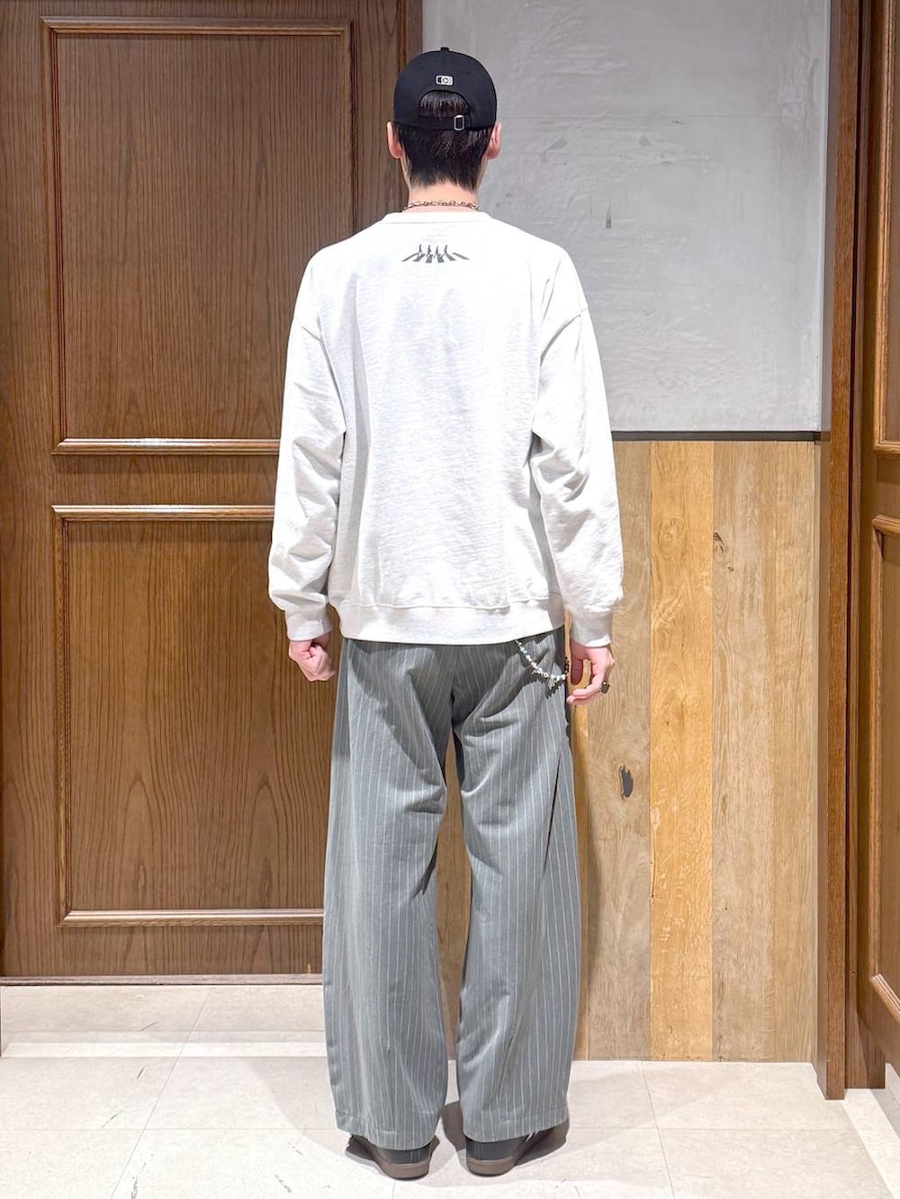 その他のスウェット、グレー系のスラックスを着用したメンズの冬コーディネートの5枚目の写真