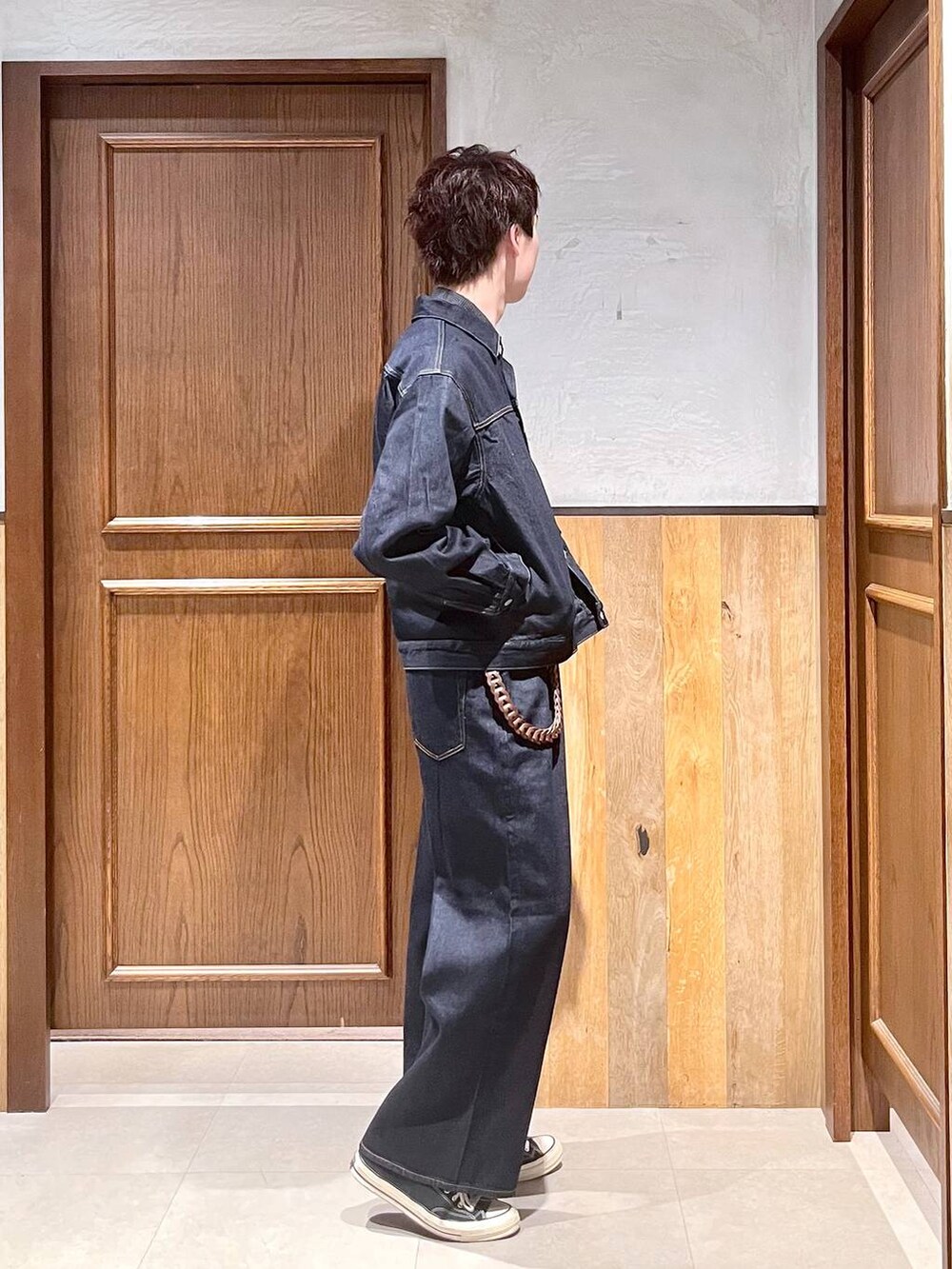 ブルー系のデニムパンツ、ブルー系のデニムジャケット、ブラック系のシャツ/ブラウスを着用したメンズの秋コーディネートの6枚目の写真