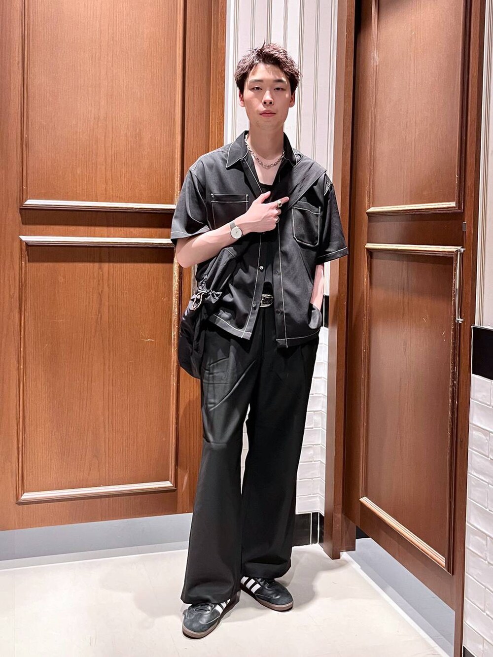 ブラック系のスラックス、ブラック系のショルダーバッグ、ブラック系のシャツ/ブラウスを着用したメンズの夏コーディネートの7枚目の写真