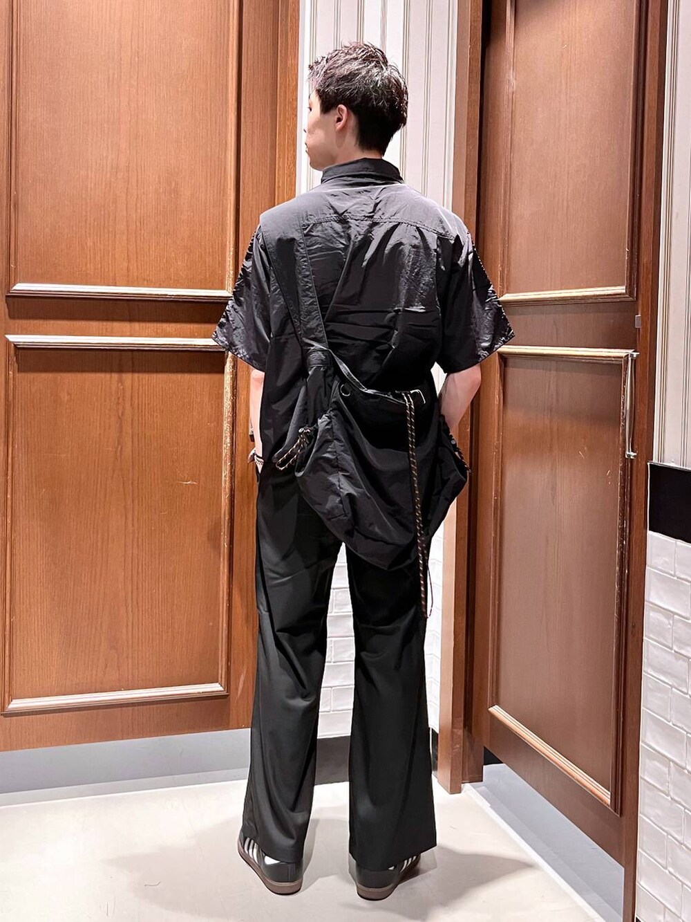 ブラック系のスラックス、ブラック系のショルダーバッグ、ブラック系のシャツ/ブラウスを着用したメンズの夏コーディネートの4枚目の写真