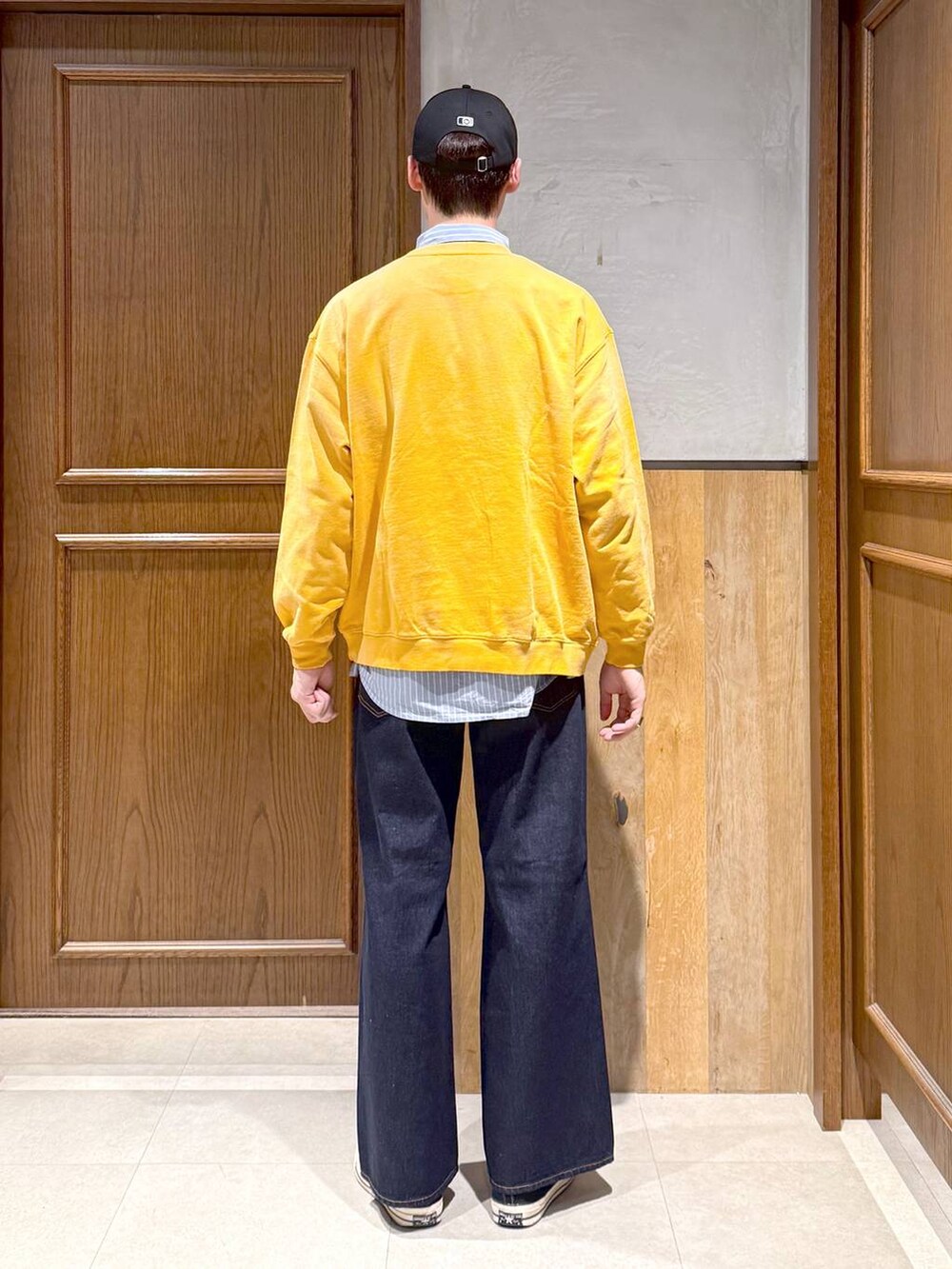 ブルー系のデニムパンツ、ブルー系のシャツ/ブラウス、イエロー系のスウェットを着用したメンズの秋コーディネートの5枚目の写真
