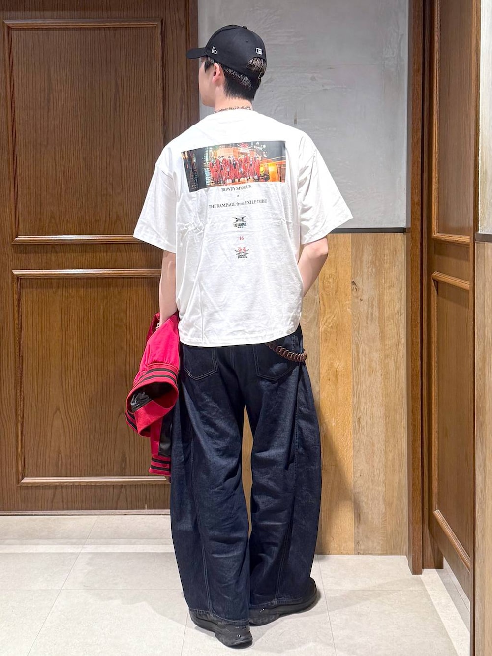 ホワイト系のTシャツ/カットソー、レッド系のスカジャン、ブルー系のデニムパンツを着用したメンズの春コーディネートの2枚目の写真