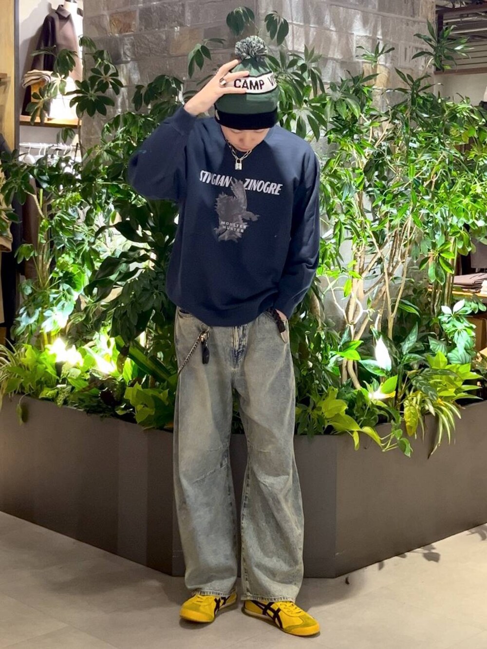 ブルー系のデニムパンツ、ブルー系のスウェット、ブラック系のニットキャップ/ビーニーを着用したメンズの秋コーディネートの3枚目の写真