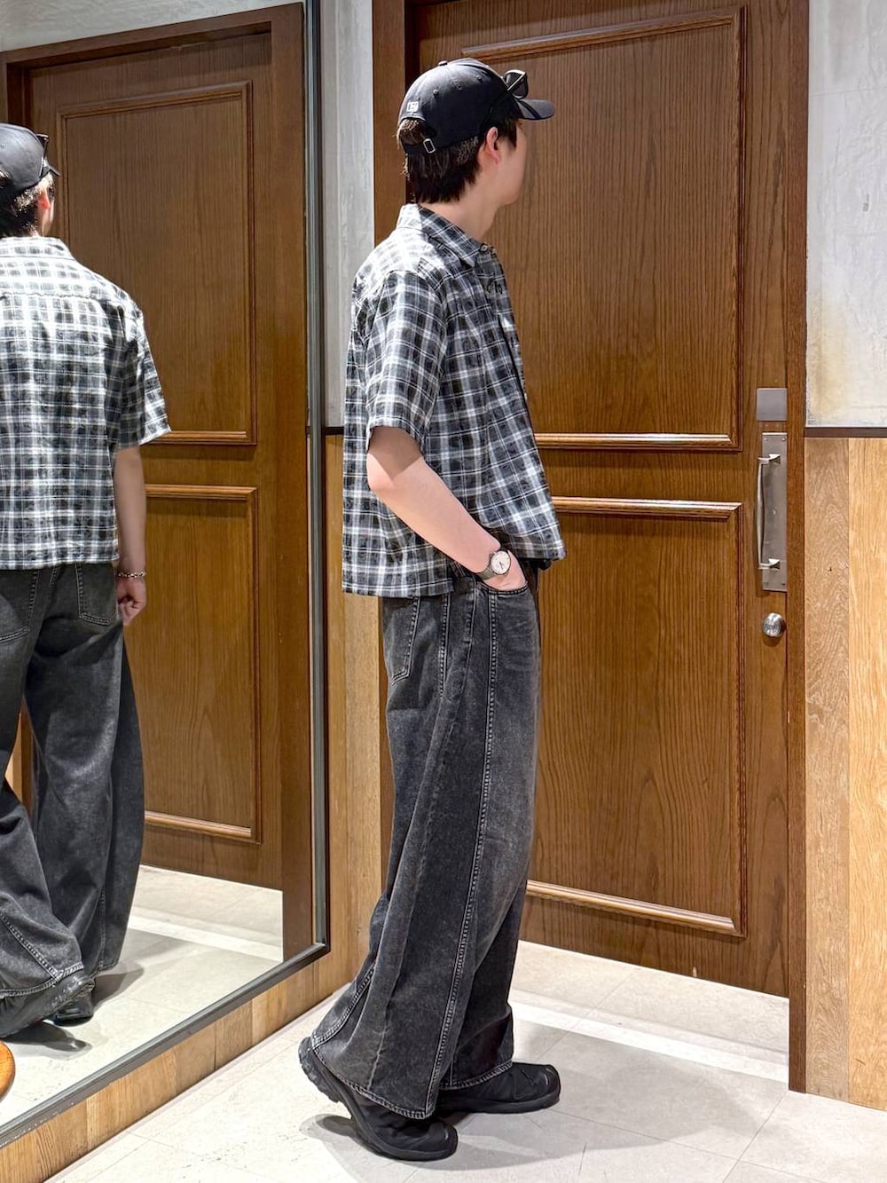 グレー系のデニムパンツ、ブラック系のシャツ/ブラウス、ブラック系のTシャツ/カットソーを着用したメンズの春コーディネートの5枚目の写真
