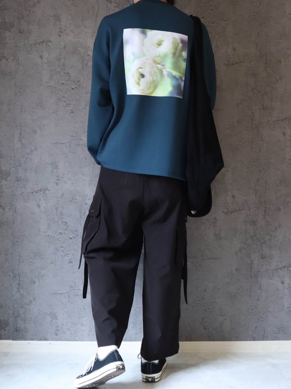 ブルー系のTシャツ/カットソー、ブラック系のカーゴパンツ、ブラック系のスニーカーを着用したメンズの秋コーディネートの2枚目の写真