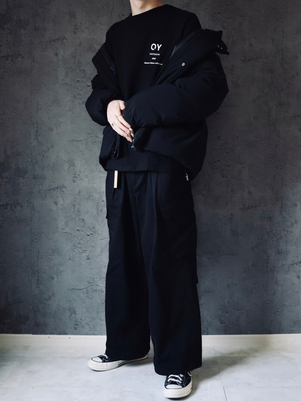 ブラック系のダウンジャケット/コート、ブラック系のカーゴパンツ、ブラック系のスニーカーを着用したメンズの冬コーディネートの2枚目の写真