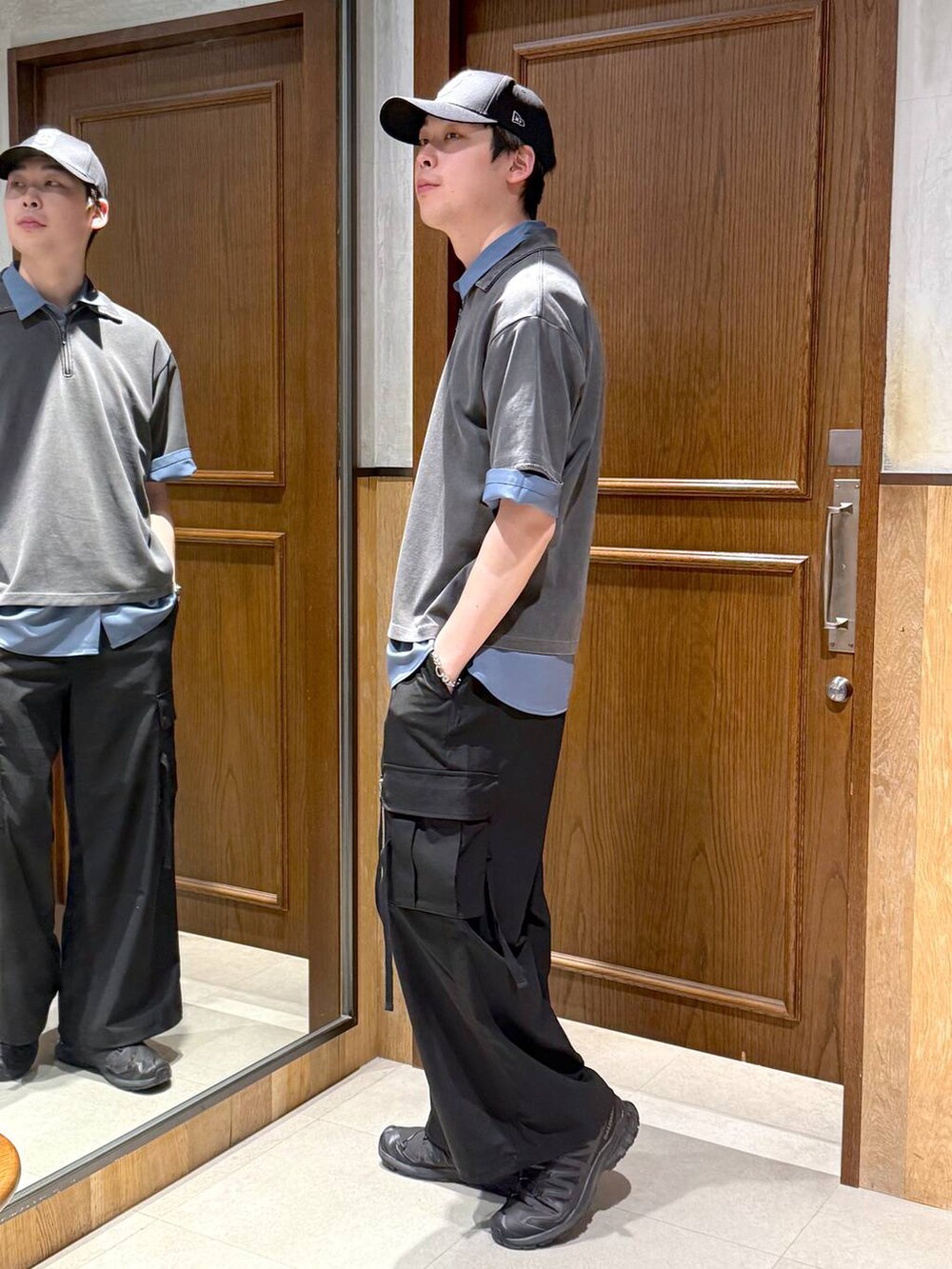 ブルー系のシャツ/ブラウスを着用したメンズの春コーディネートの3枚目の写真