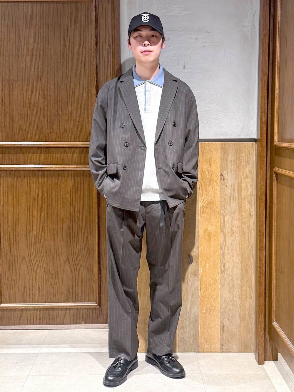 グレー系のテーラードジャケット、グレー系のニット/セーター、グレー系のスラックスを着用したメンズの冬コーディネートの2枚目の写真