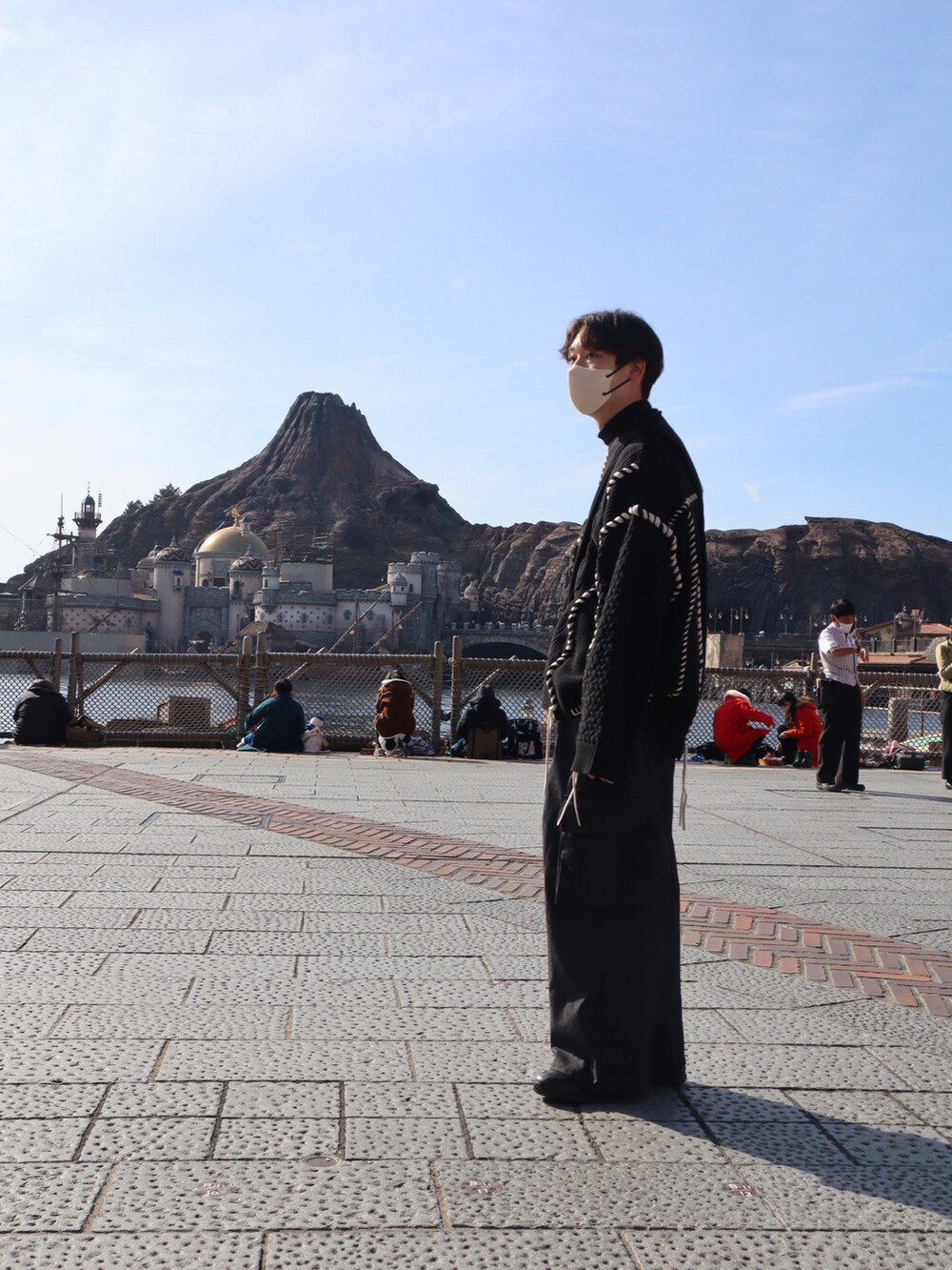 ブラック系のカーディガン/ボレロ、ブラック系のカーゴパンツを着用したメンズの春コーディネートの3枚目の写真