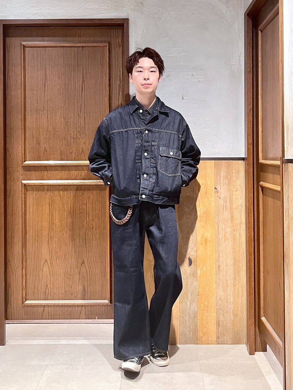 ブルー系のデニムパンツ、ブルー系のデニムジャケット、ブラック系のシャツ/ブラウスを着用したメンズの秋コーディネートの7枚目の写真