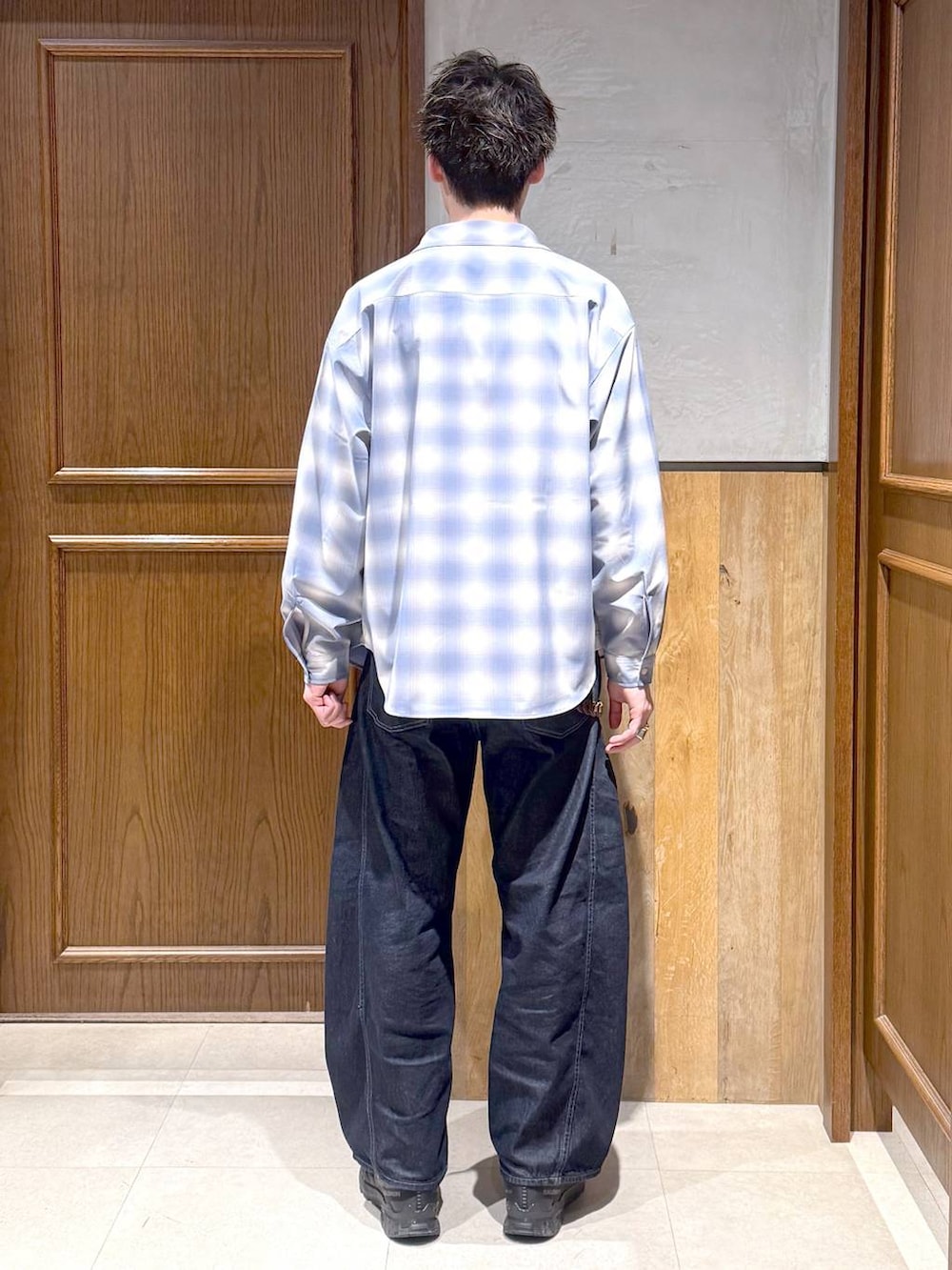 ブルー系のシャツ/ブラウス、ブルー系のデニムパンツ、ホワイト系のTシャツ/カットソーを着用したメンズの春コーディネートの4枚目の写真