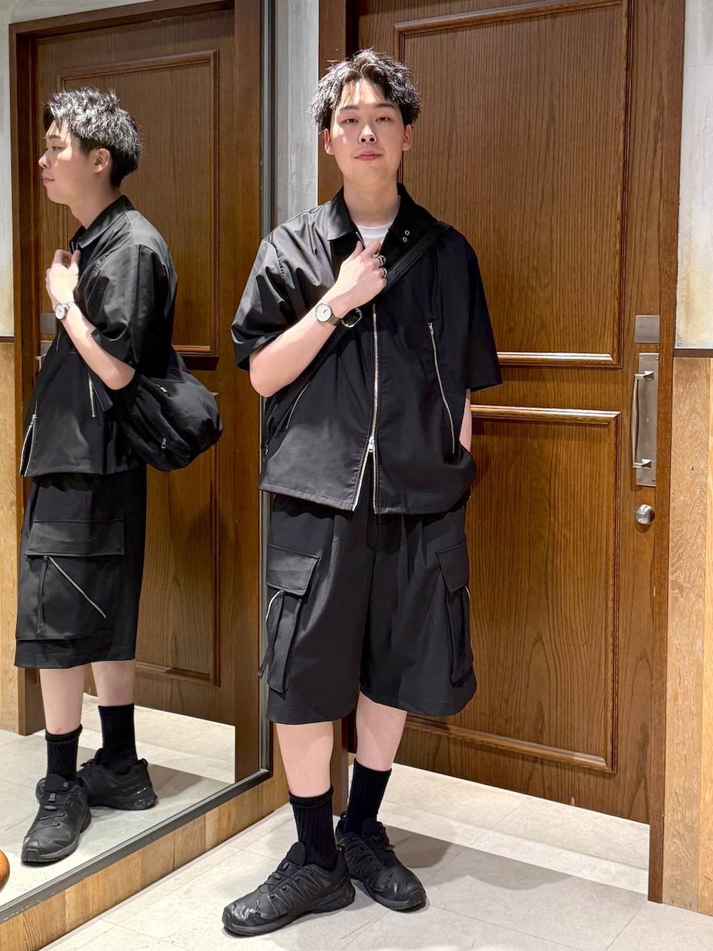 ブラック系のショルダーバッグ、ホワイト系のTシャツ/カットソー、ブラック系のシャツ/ブラウスを着用したメンズの春コーディネートの7枚目の写真