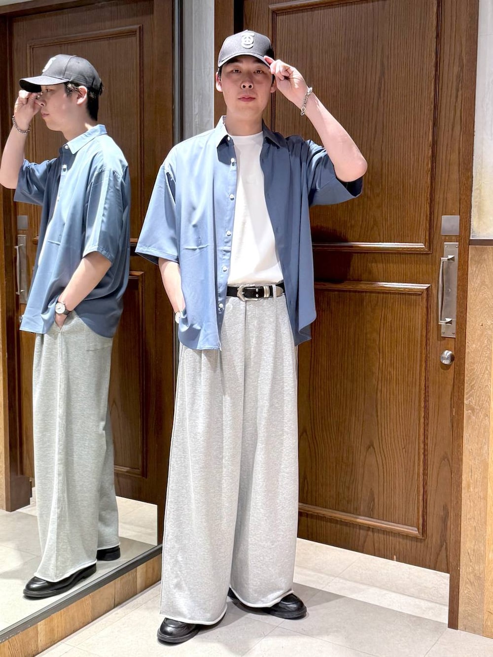 ブルー系のシャツ/ブラウス、グレー系のスウェットパンツ、ホワイト系のTシャツ/カットソーを着用したメンズの春コーディネートの2枚目の写真