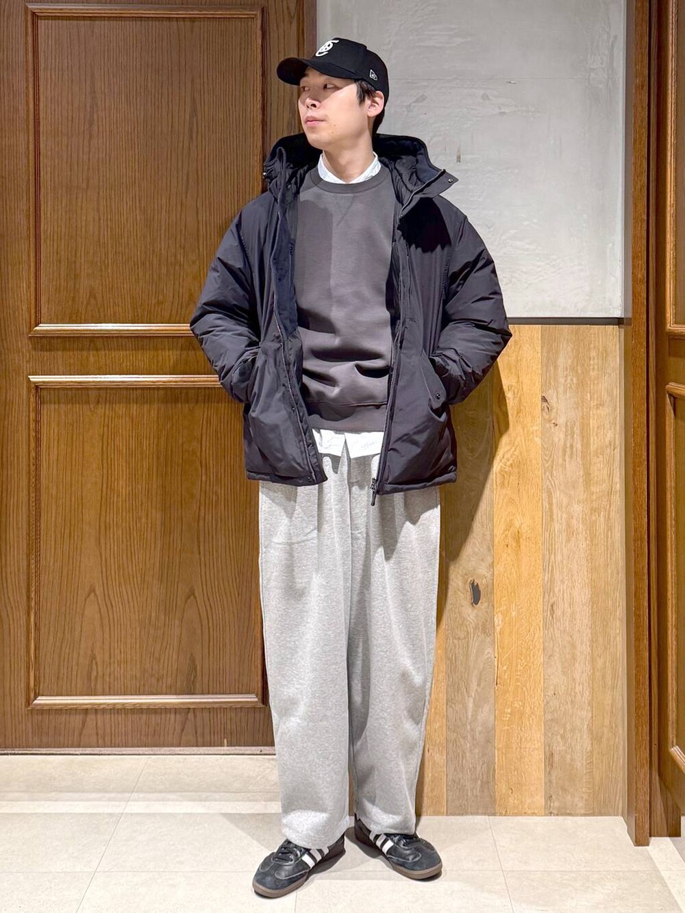 ブルー系のダウンジャケット/コート、ブルー系のシャツ/ブラウス、グレー系のスウェットを着用したメンズの冬コーディネートの7枚目の写真