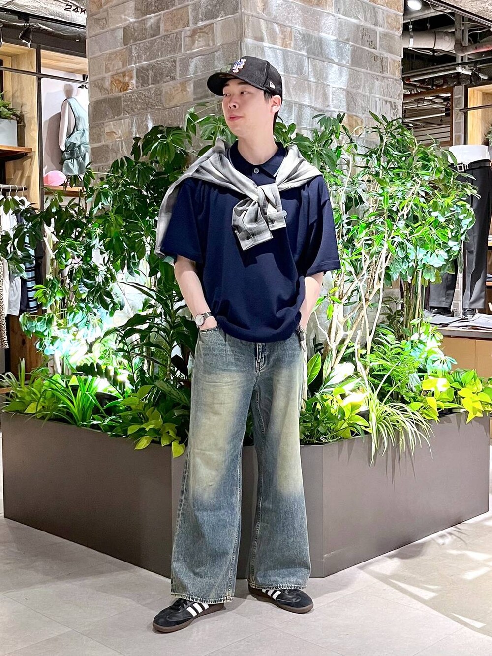 ホワイト系のシャツ/ブラウス、ブルー系のデニムパンツ、ブルー系のポロシャツを着用したメンズの春コーディネートの2枚目の写真