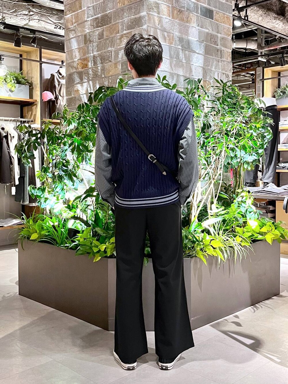 ブラック系のスラックス、ブルー系のシャツ/ブラウス、ブラック系のショルダーバッグを着用したメンズの春コーディネートの3枚目の写真