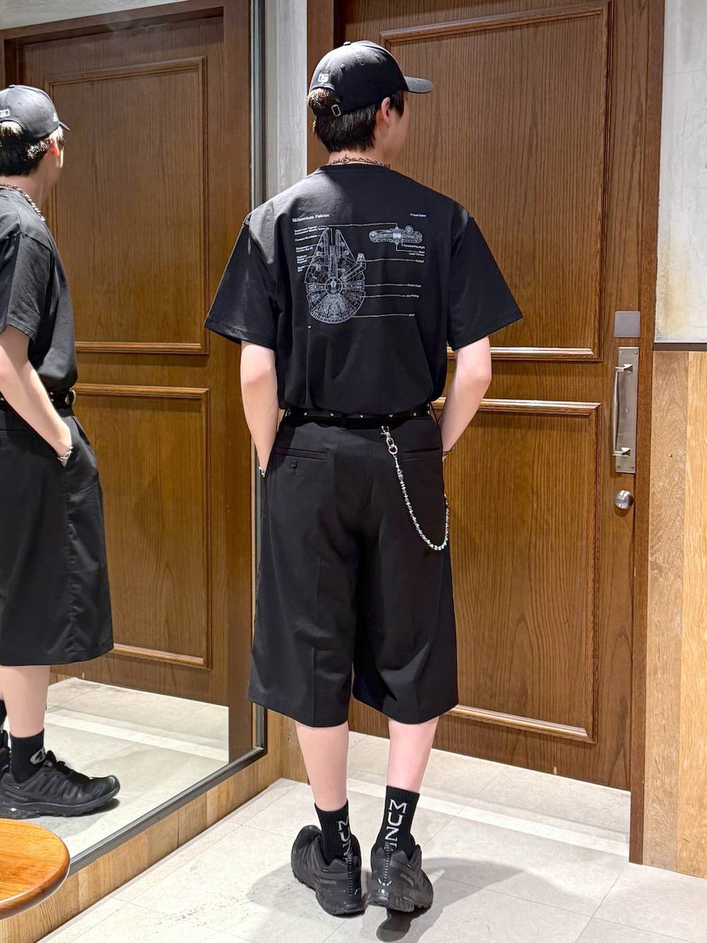 ブラック系のスラックス、ブラック系のTシャツ/カットソーを着用したメンズの春コーディネートの2枚目の写真