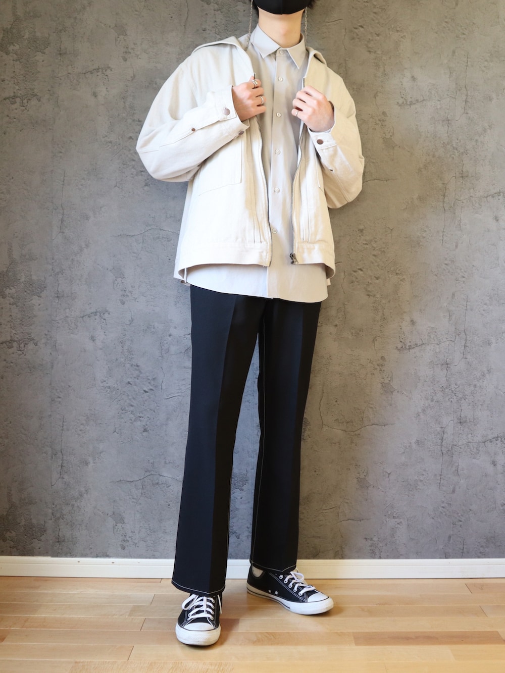 ホワイト系のブルゾン、グレー系のシャツ/ブラウス、ブラック系のその他パンツを着用したメンズの冬コーディネートの2枚目の写真