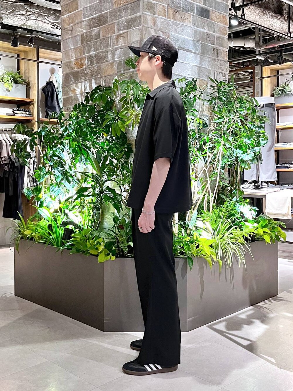 ホワイト系のTシャツ/カットソー、ブラック系のシャツ/ブラウス、ブラック系のスラックスを着用したメンズの春コーディネートの4枚目の写真