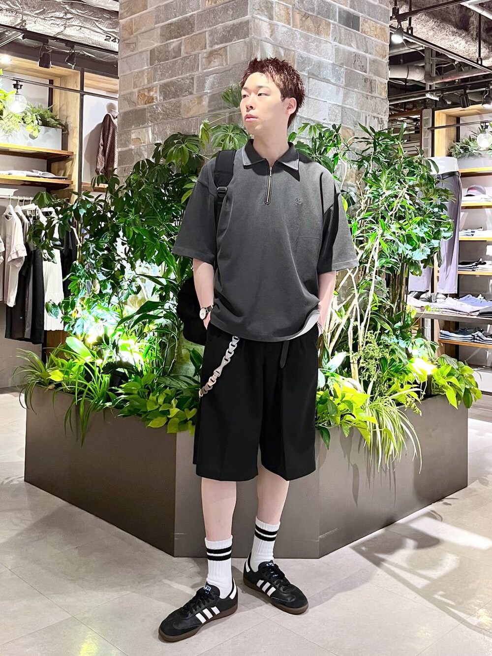 ブラック系のバックパック/リュック、ブラック系のスラックス、ホワイト系のタンクトップを着用したメンズの夏コーディネートの6枚目の写真