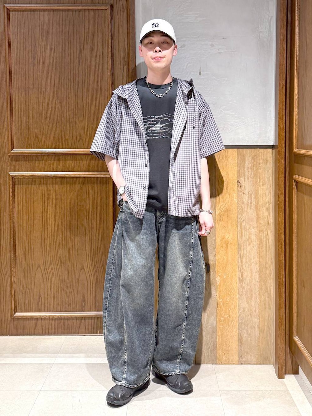 ブルー系のデニムパンツ、ブラック系のシャツ/ブラウス、ブルー系のキャップを着用したメンズの春コーディネートの6枚目の写真