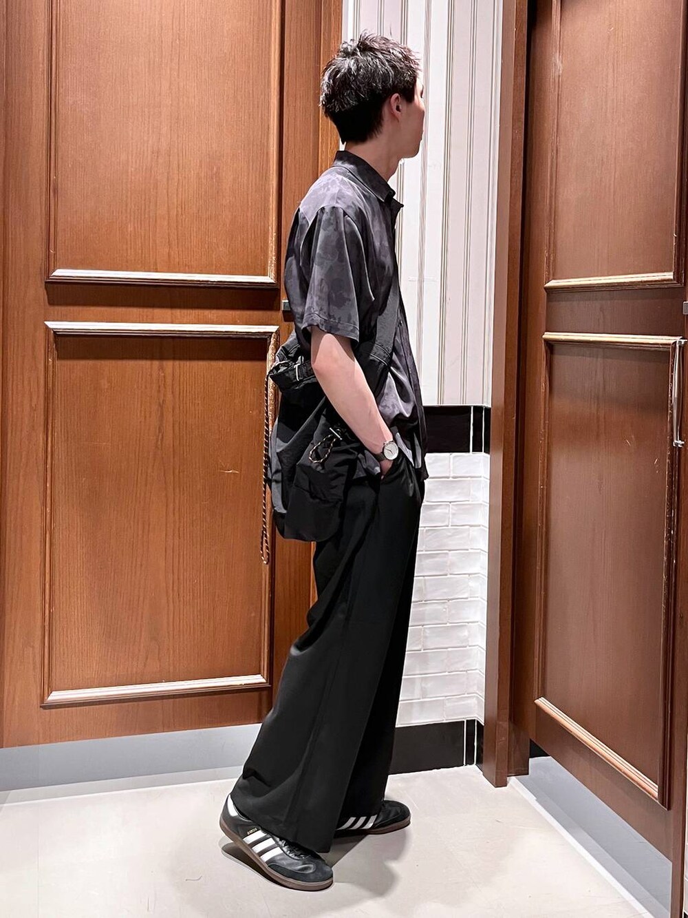 ブラック系のスラックス、ブラック系のシャツ/ブラウス、ブラック系のショルダーバッグを着用したメンズの夏コーディネートの5枚目の写真