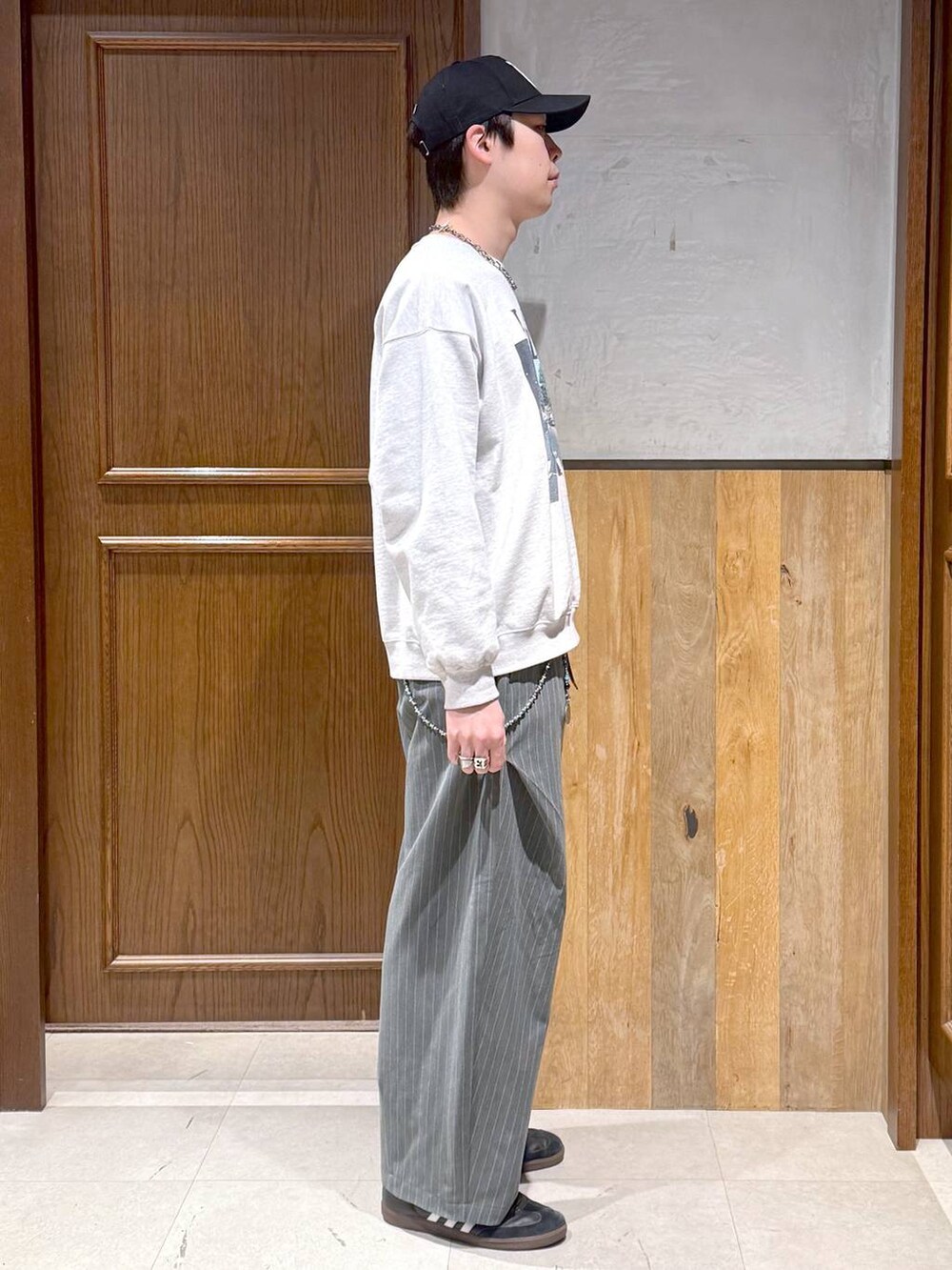 その他のスウェット、グレー系のスラックスを着用したメンズの冬コーディネートの6枚目の写真