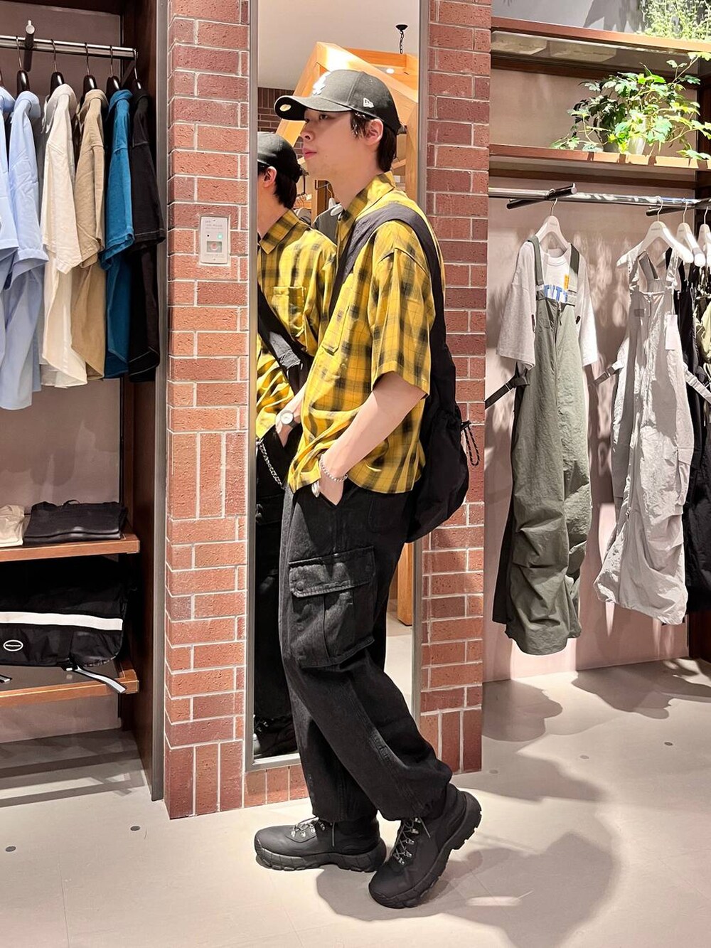 グレー系のデニムパンツ、ブラック系のショルダーバッグ、イエロー系のシャツ/ブラウスを着用したメンズの夏コーディネートの5枚目の写真