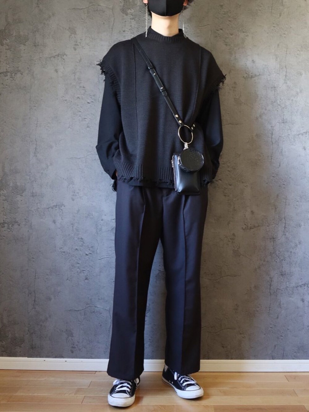 グレー系のベスト、グレー系のその他パンツ、ブラック系のショルダーバッグを着用したメンズの春コーディネートの2枚目の写真