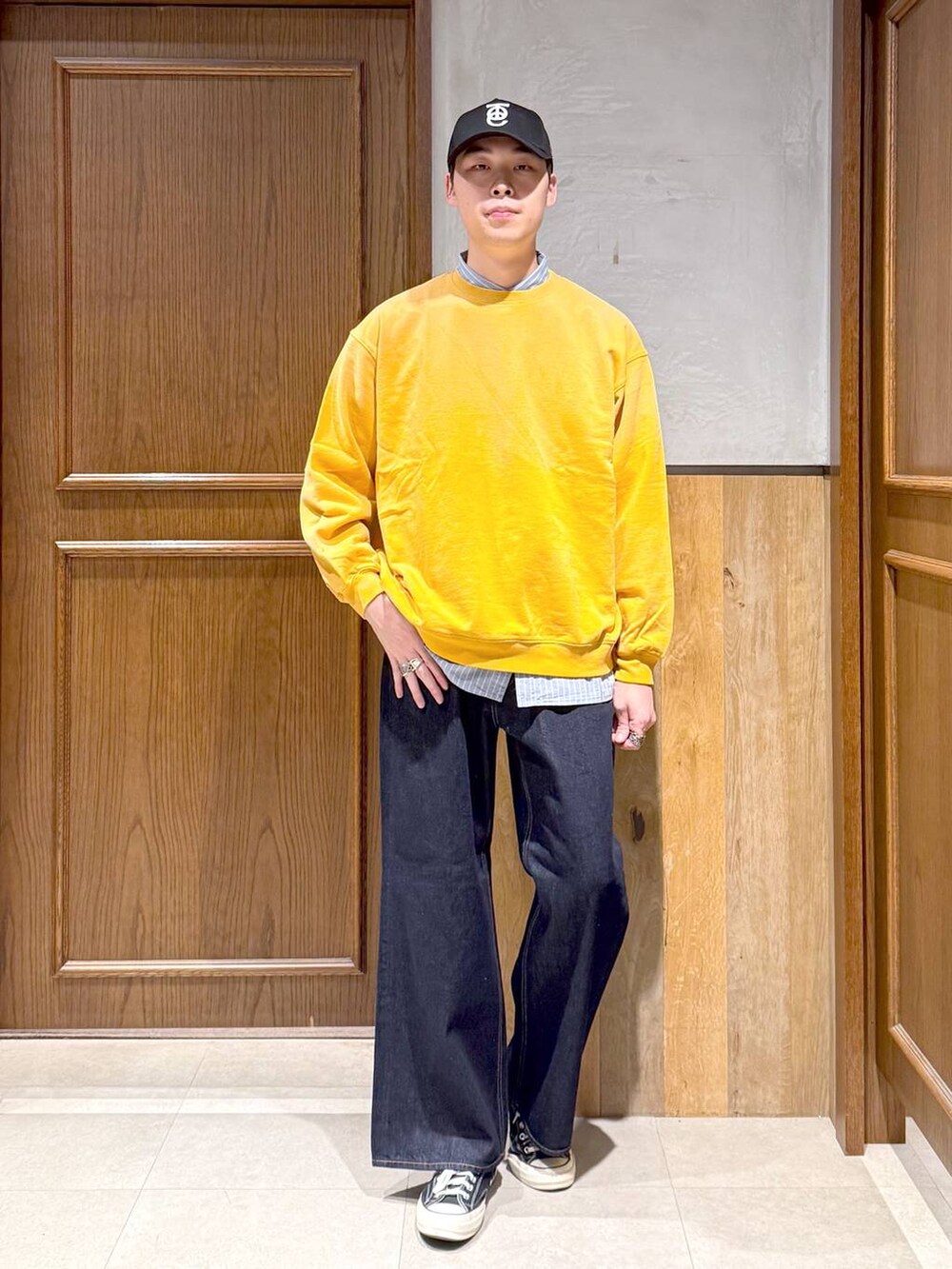 ブルー系のデニムパンツ、ブルー系のシャツ/ブラウス、イエロー系のスウェットを着用したメンズの秋コーディネートの3枚目の写真
