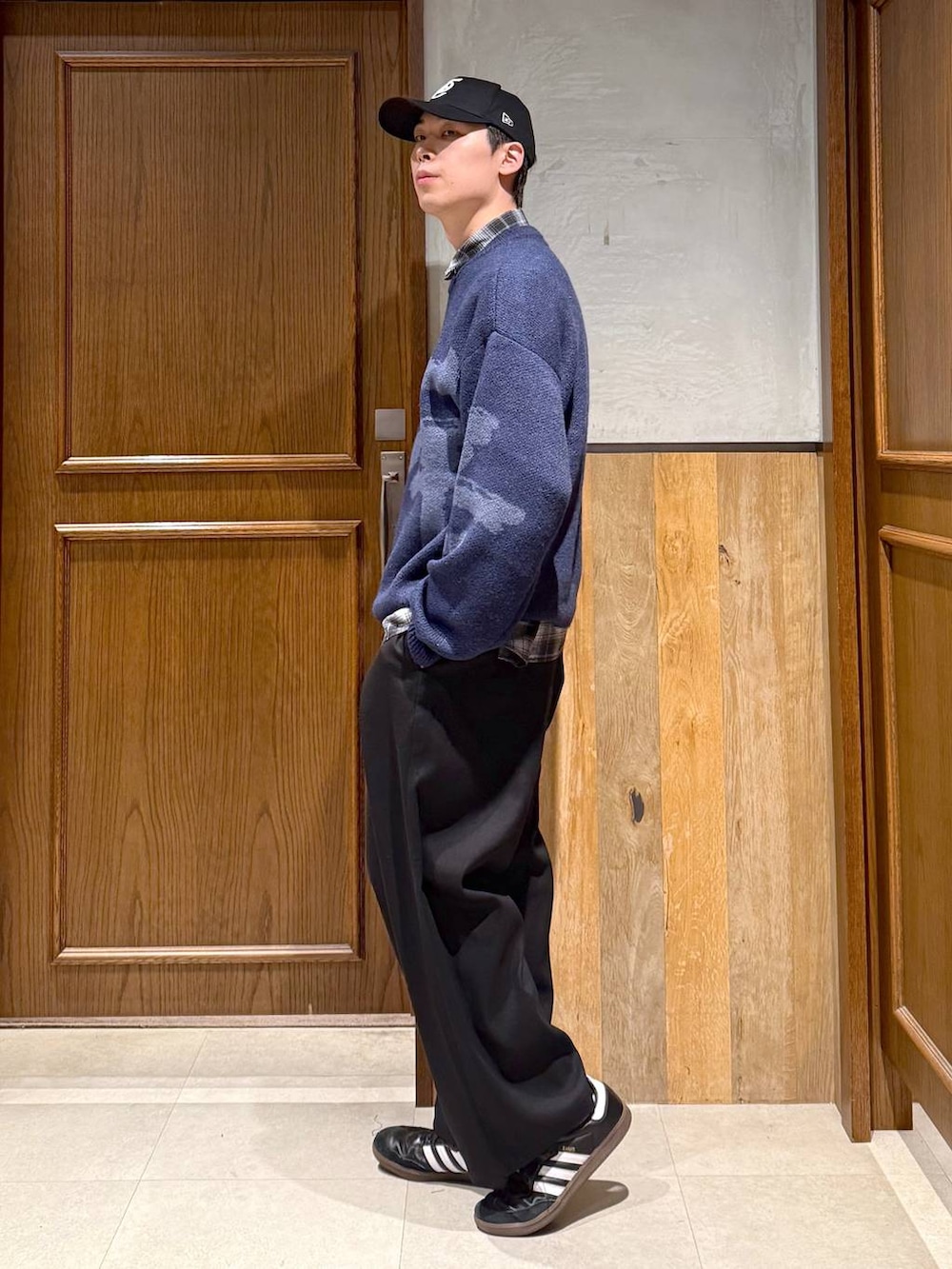 ブラック系のシャツ/ブラウス、ブラック系のスラックス、ブルー系のニット/セーターを着用したメンズの秋コーディネートの4枚目の写真