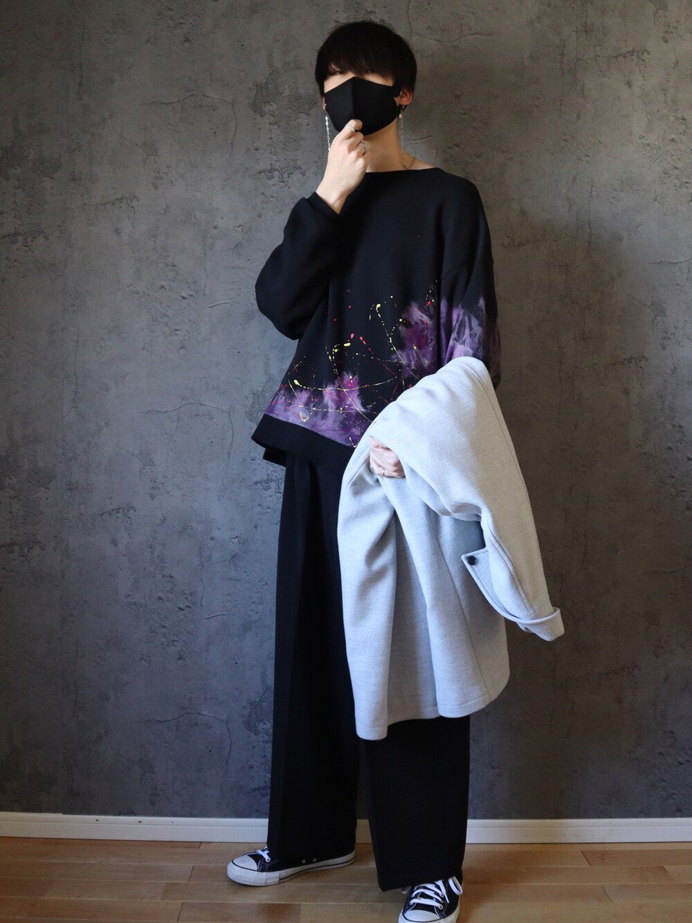 ブラック系のスウェット、グレー系のその他アウター、ブラック系のその他パンツを着用したメンズの冬コーディネートの3枚目の写真